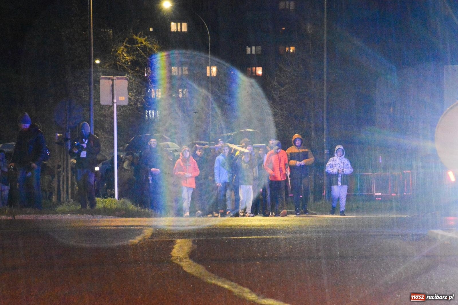 Zdjęcie w galerii na portalu naszraciborz.pl: Wierni podążali w strugach deszczu. Droga krzyżowa znów przeszła ulicami Raciborza [FOTO i WIDEO] wiadomości z regionu