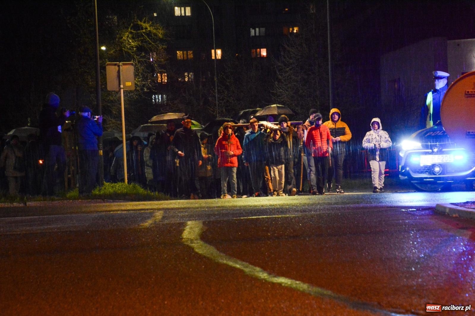 Zdjęcie w galerii na portalu naszraciborz.pl: Wierni podążali w strugach deszczu. Droga krzyżowa znów przeszła ulicami Raciborza [FOTO i WIDEO] wiadomości z regionu