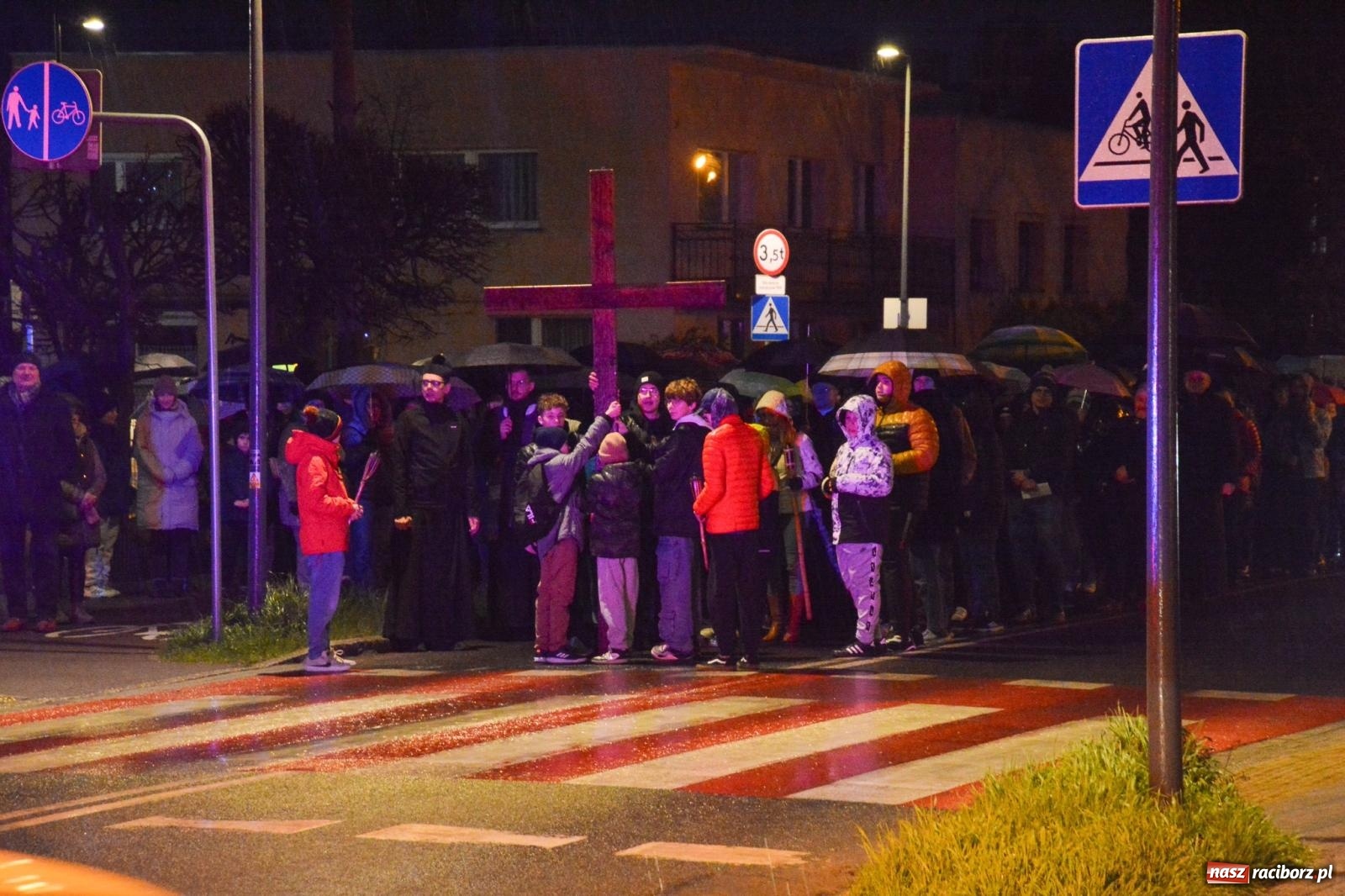 Zdjęcie w galerii na portalu naszraciborz.pl: Wierni podążali w strugach deszczu. Droga krzyżowa znów przeszła ulicami Raciborza [FOTO i WIDEO] wiadomości z regionu