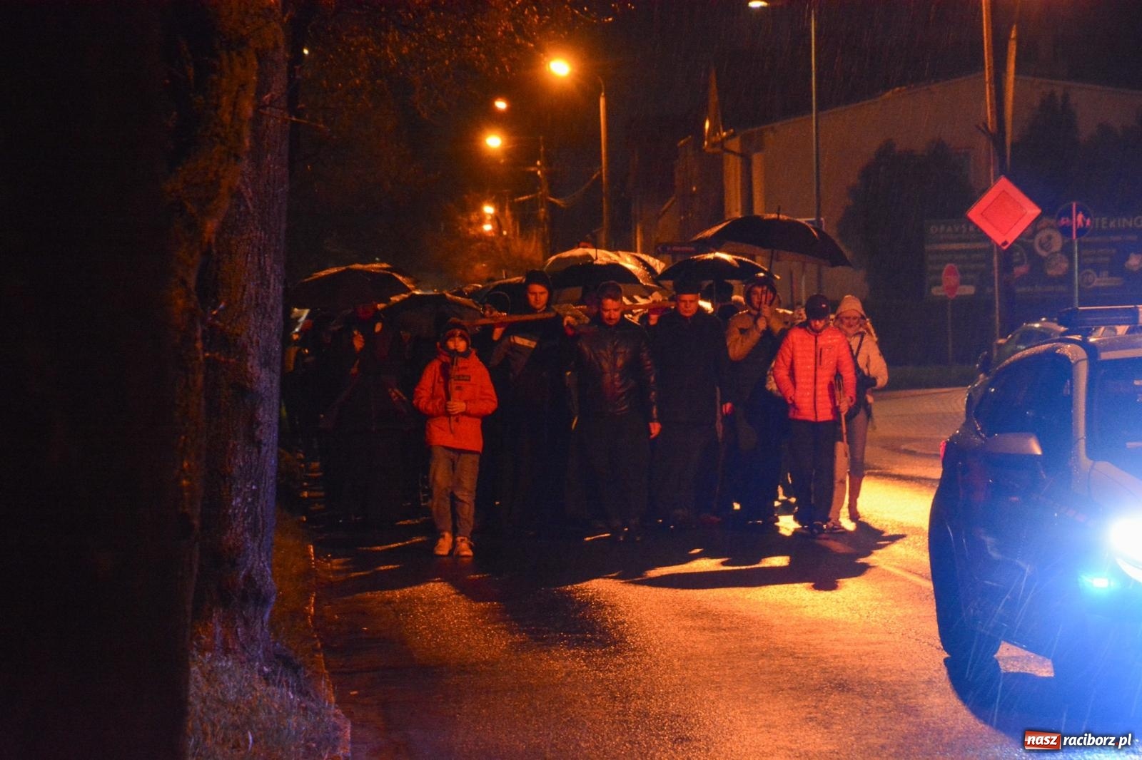 Zdjęcie w galerii na portalu naszraciborz.pl: Wierni podążali w strugach deszczu. Droga krzyżowa znów przeszła ulicami Raciborza [FOTO i WIDEO] wiadomości z regionu