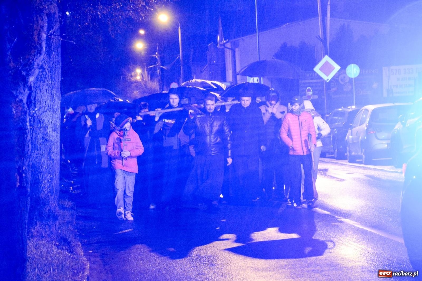 Zdjęcie w galerii na portalu naszraciborz.pl: Wierni podążali w strugach deszczu. Droga krzyżowa znów przeszła ulicami Raciborza [FOTO i WIDEO] wiadomości z regionu