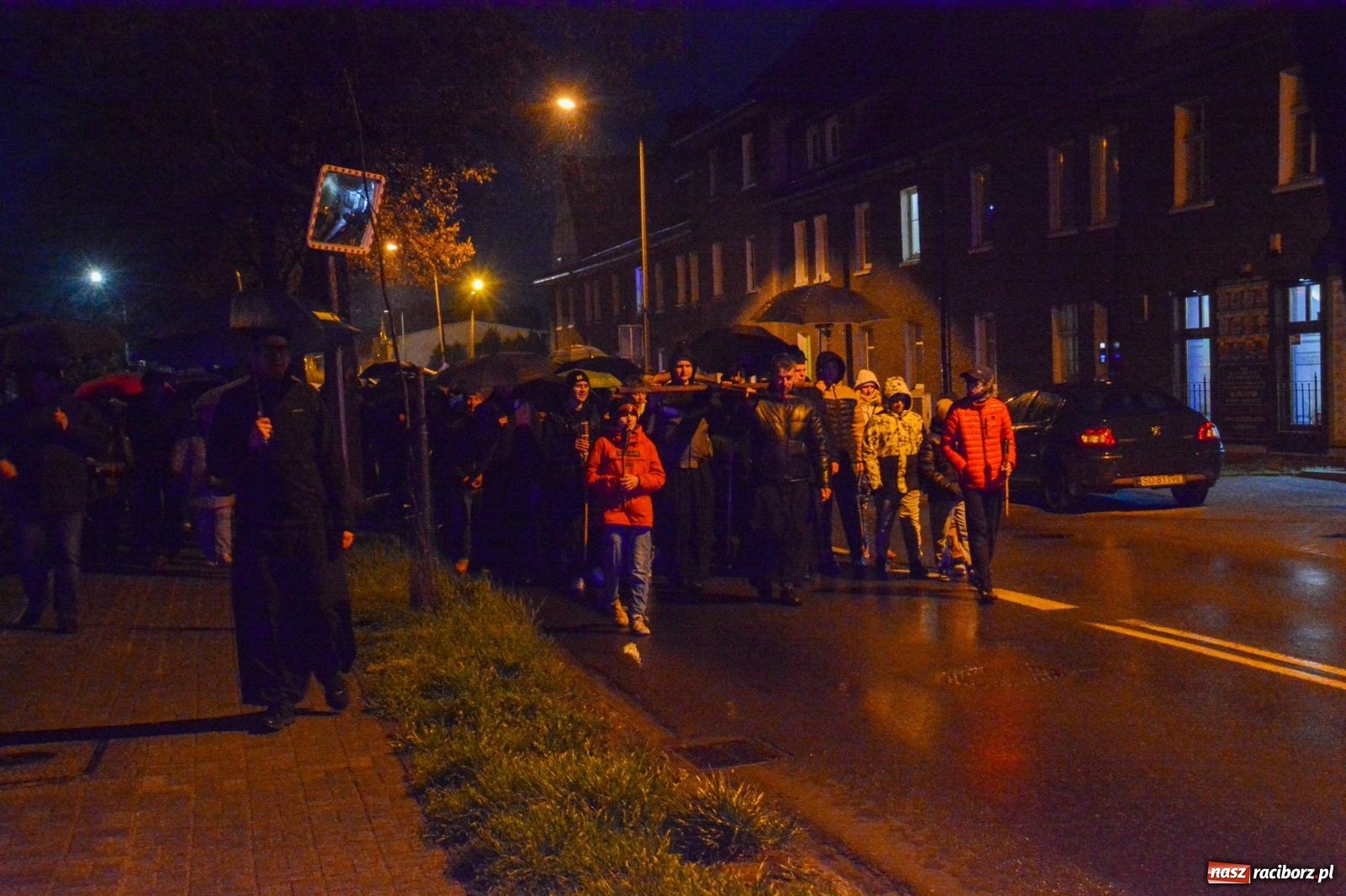 Zdjęcie w galerii na portalu naszraciborz.pl: Wierni podążali w strugach deszczu. Droga krzyżowa znów przeszła ulicami Raciborza [FOTO i WIDEO] wiadomości z regionu