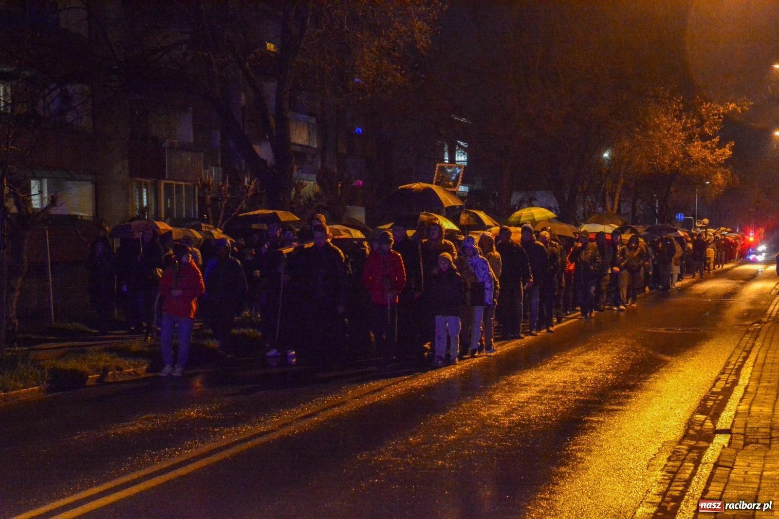 Zdjęcie w galerii na portalu naszraciborz.pl: Wierni podążali w strugach deszczu. Droga krzyżowa znów przeszła ulicami Raciborza [FOTO i WIDEO] wiadomości z regionu