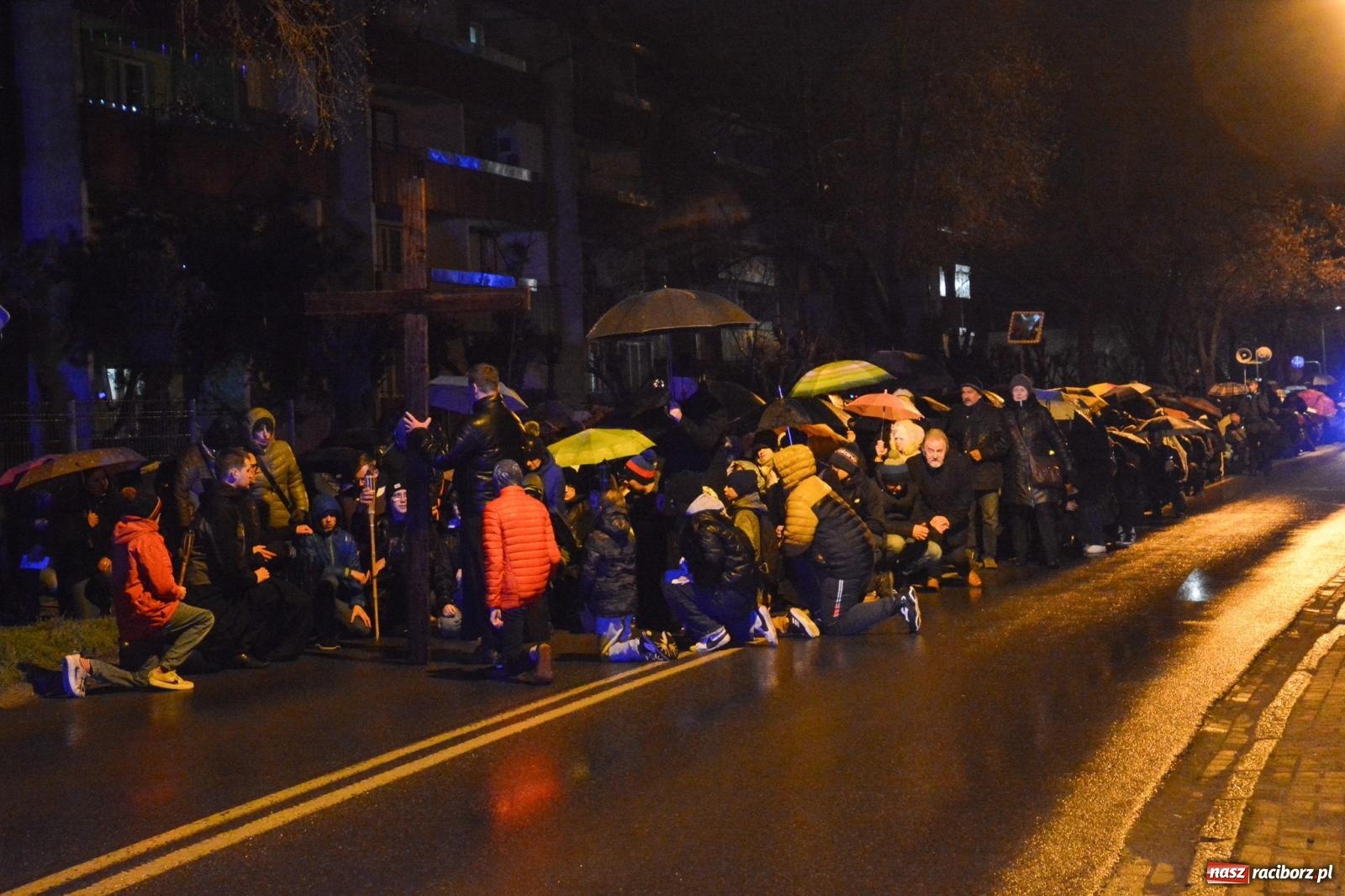 Zdjęcie w galerii na portalu naszraciborz.pl: Wierni podążali w strugach deszczu. Droga krzyżowa znów przeszła ulicami Raciborza [FOTO i WIDEO] wiadomości z regionu