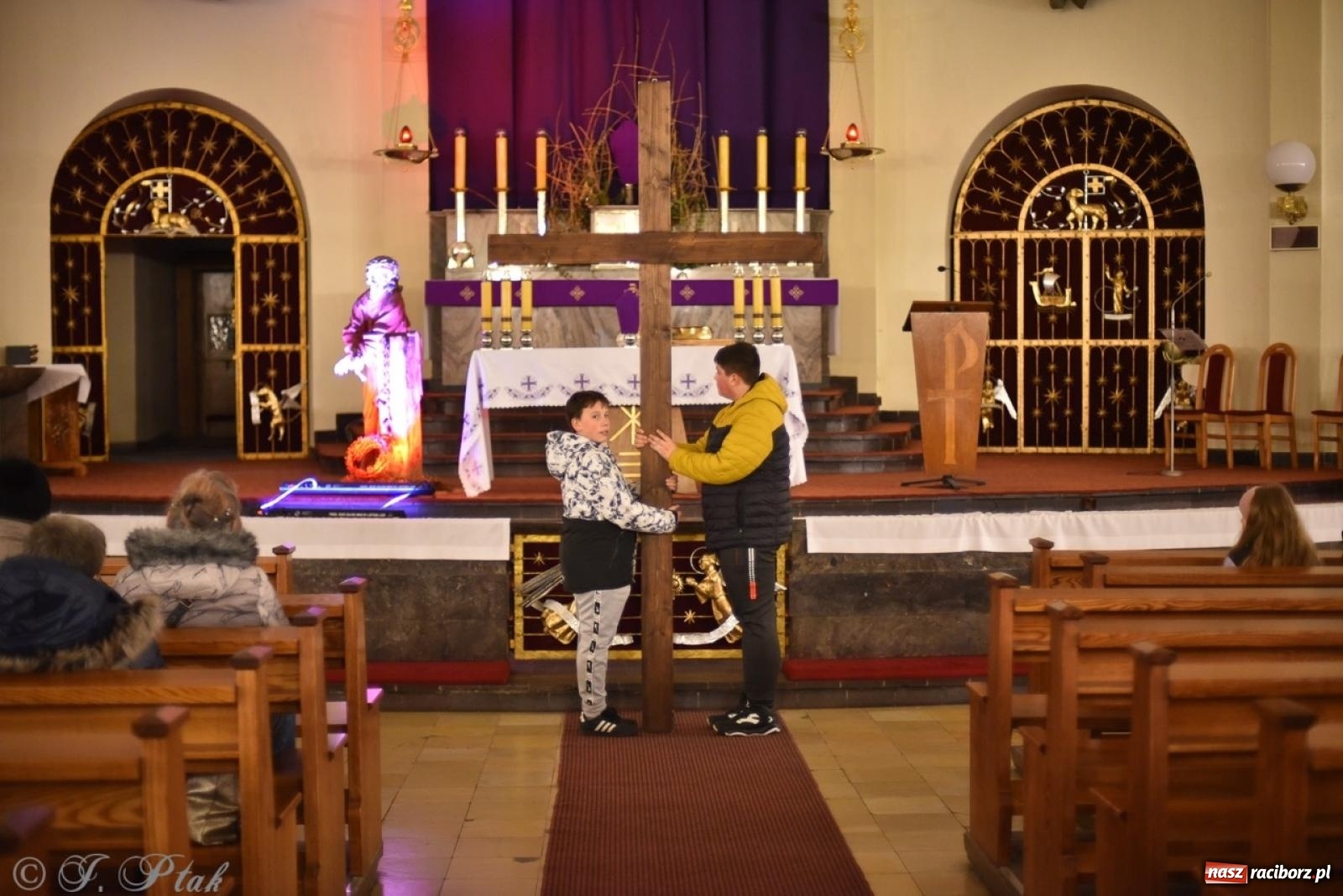 Zdjęcie w galerii na portalu naszraciborz.pl: Wierni podążali w strugach deszczu. Droga krzyżowa znów przeszła ulicami Raciborza [FOTO i WIDEO] wiadomości z regionu