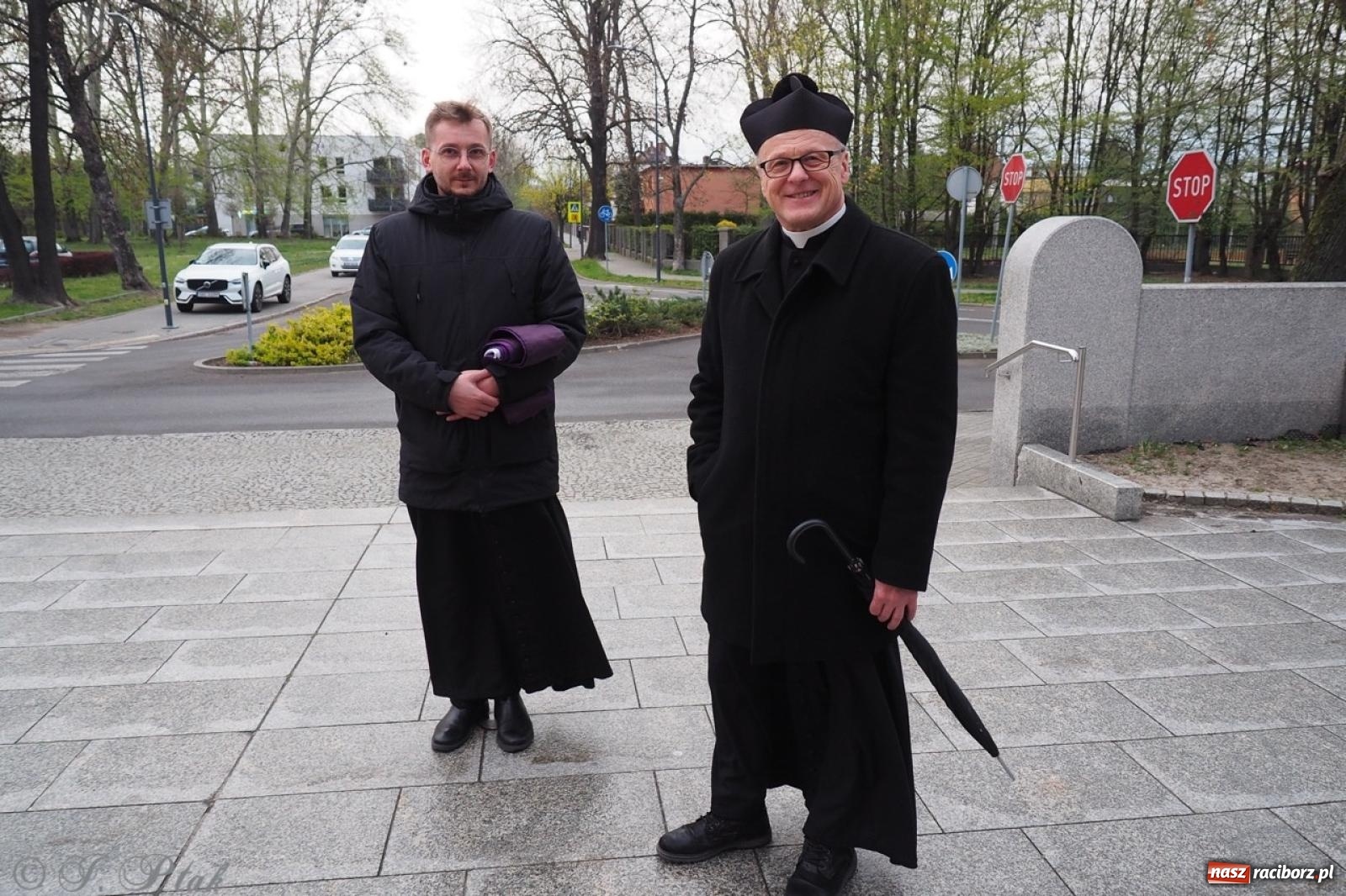 Zdjęcie w galerii na portalu naszraciborz.pl: Wierni podążali w strugach deszczu. Droga krzyżowa znów przeszła ulicami Raciborza [FOTO i WIDEO] wiadomości z regionu
