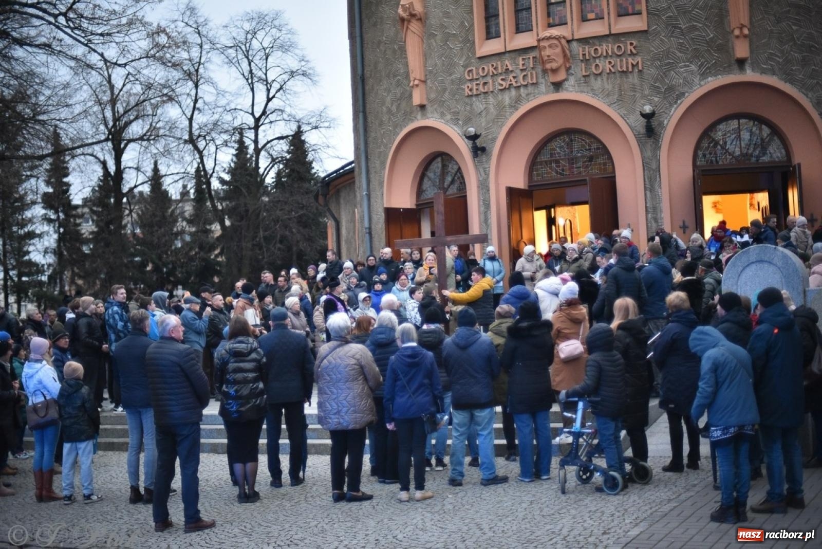 Zdjęcie w galerii na portalu naszraciborz.pl: Wierni podążali w strugach deszczu. Droga krzyżowa znów przeszła ulicami Raciborza [FOTO i WIDEO] wiadomości z regionu
