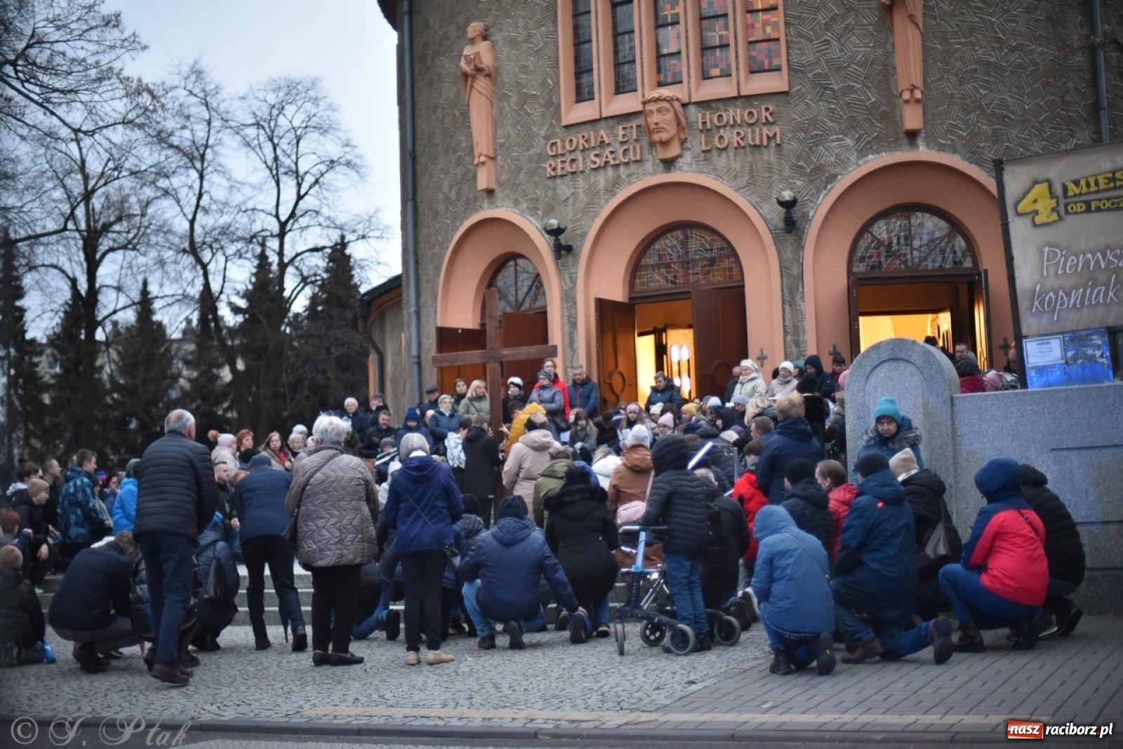Zdjęcie w galerii na portalu naszraciborz.pl: Wierni podążali w strugach deszczu. Droga krzyżowa znów przeszła ulicami Raciborza [FOTO i WIDEO] wiadomości z regionu