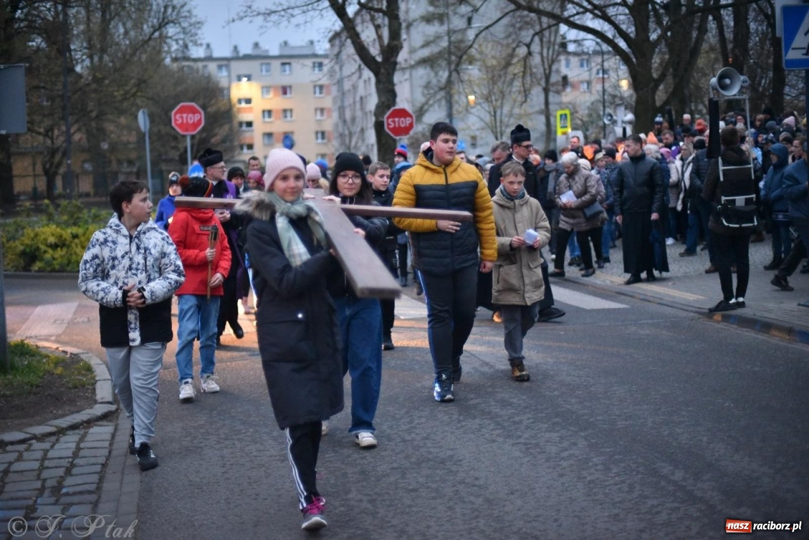 Zdjęcie w galerii na portalu naszraciborz.pl: Wierni podążali w strugach deszczu. Droga krzyżowa znów przeszła ulicami Raciborza [FOTO i WIDEO] wiadomości z regionu