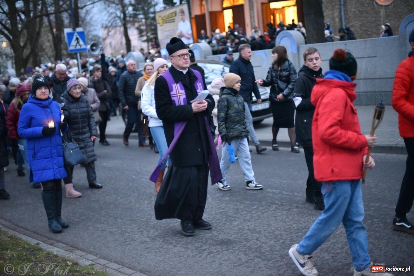 Zdjęcie w galerii na portalu naszraciborz.pl: Wierni podążali w strugach deszczu. Droga krzyżowa znów przeszła ulicami Raciborza [FOTO i WIDEO] wiadomości z regionu