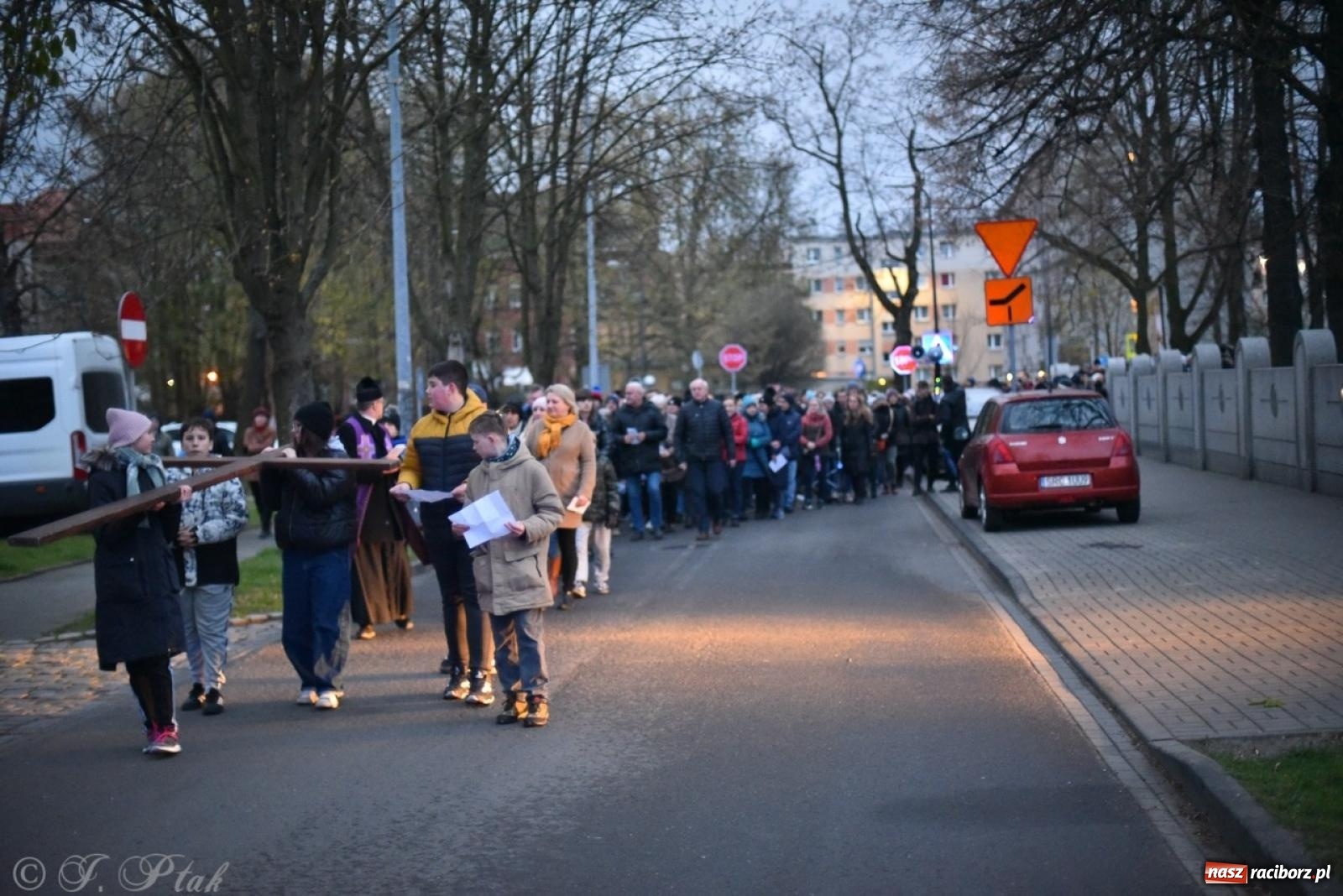 Zdjęcie w galerii na portalu naszraciborz.pl: Wierni podążali w strugach deszczu. Droga krzyżowa znów przeszła ulicami Raciborza [FOTO i WIDEO] wiadomości z regionu