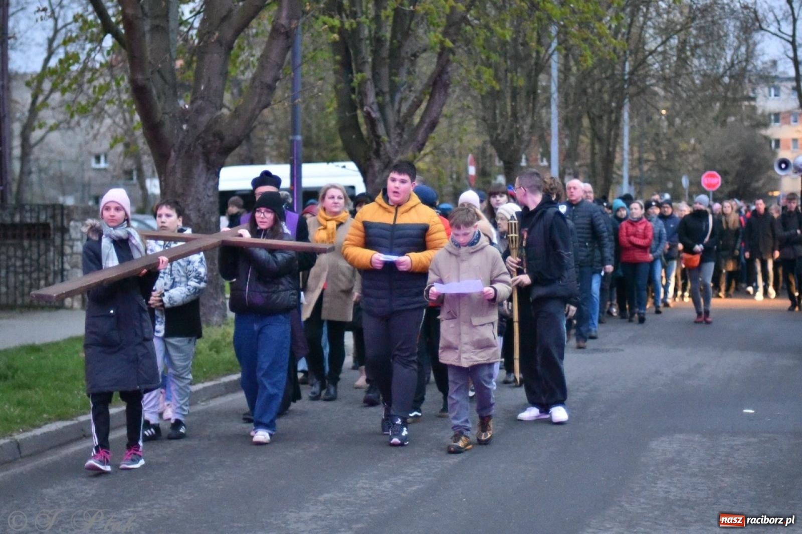 Zdjęcie w galerii na portalu naszraciborz.pl: Wierni podążali w strugach deszczu. Droga krzyżowa znów przeszła ulicami Raciborza [FOTO i WIDEO] wiadomości z regionu