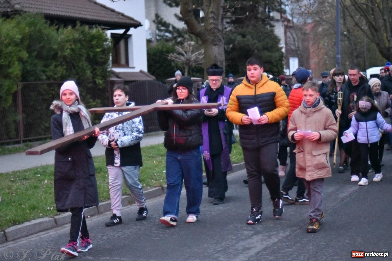 Zdjęcie w galerii na portalu naszraciborz.pl: Wierni podążali w strugach deszczu. Droga krzyżowa znów przeszła ulicami Raciborza [FOTO i WIDEO] wiadomości z regionu