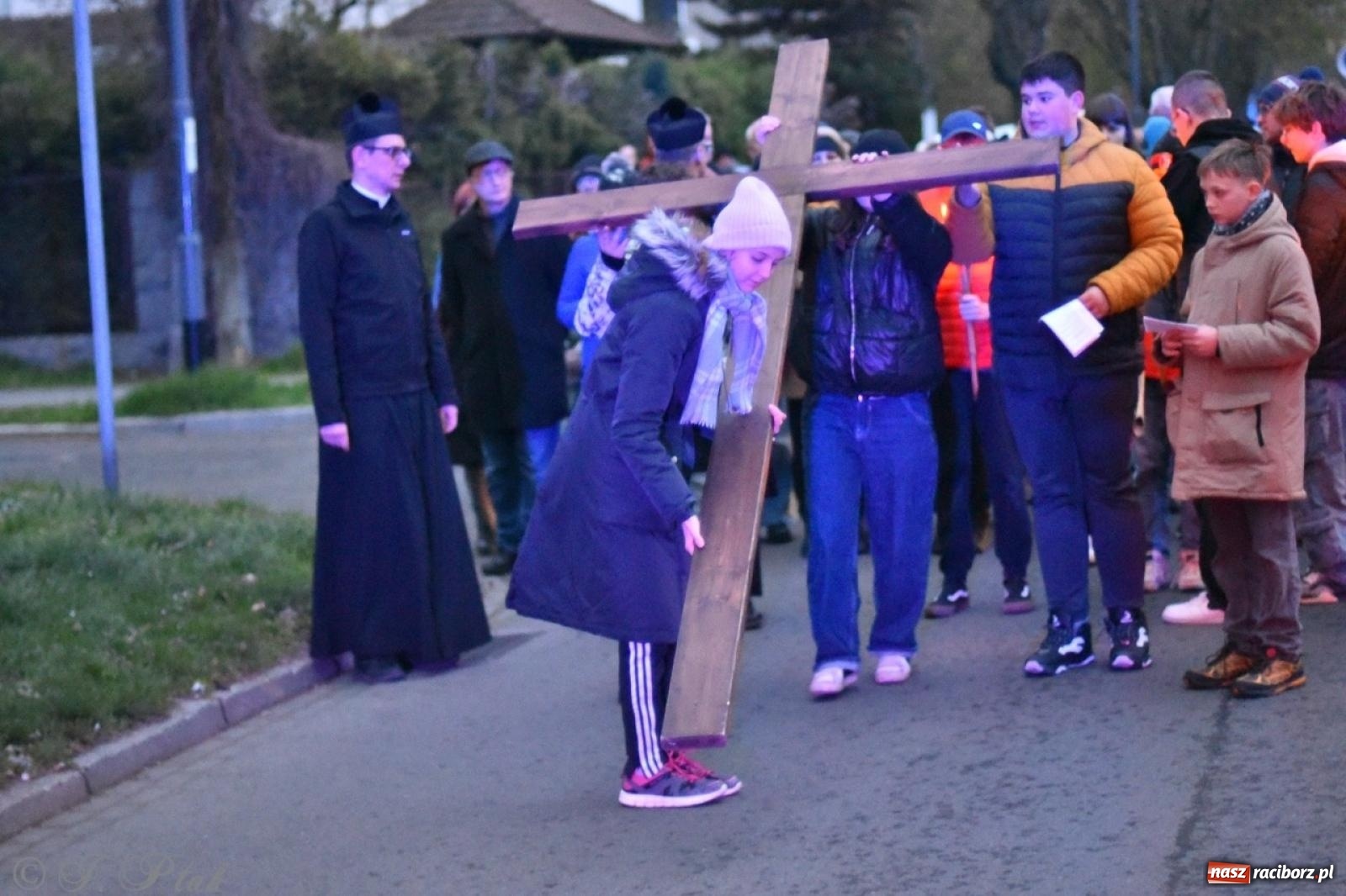 Zdjęcie w galerii na portalu naszraciborz.pl: Wierni podążali w strugach deszczu. Droga krzyżowa znów przeszła ulicami Raciborza [FOTO i WIDEO] wiadomości z regionu