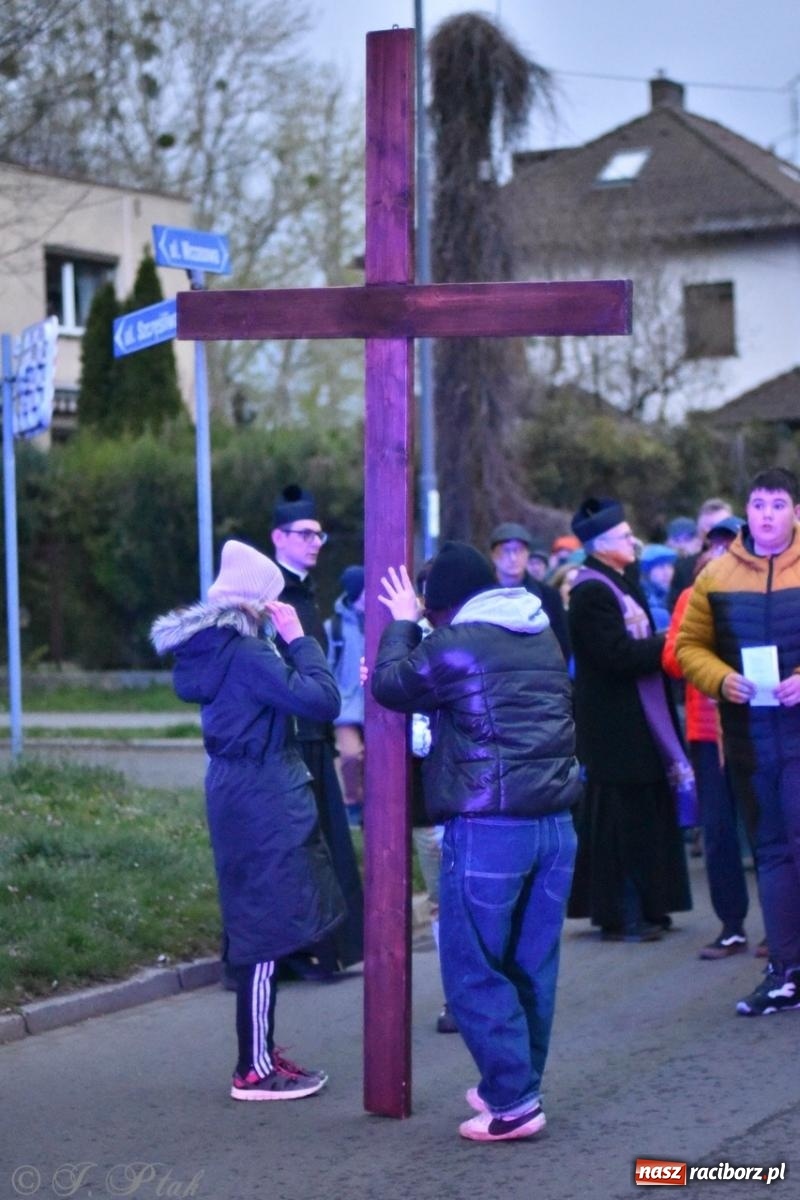 Zdjęcie w galerii na portalu naszraciborz.pl: Wierni podążali w strugach deszczu. Droga krzyżowa znów przeszła ulicami Raciborza [FOTO i WIDEO] wiadomości z regionu
