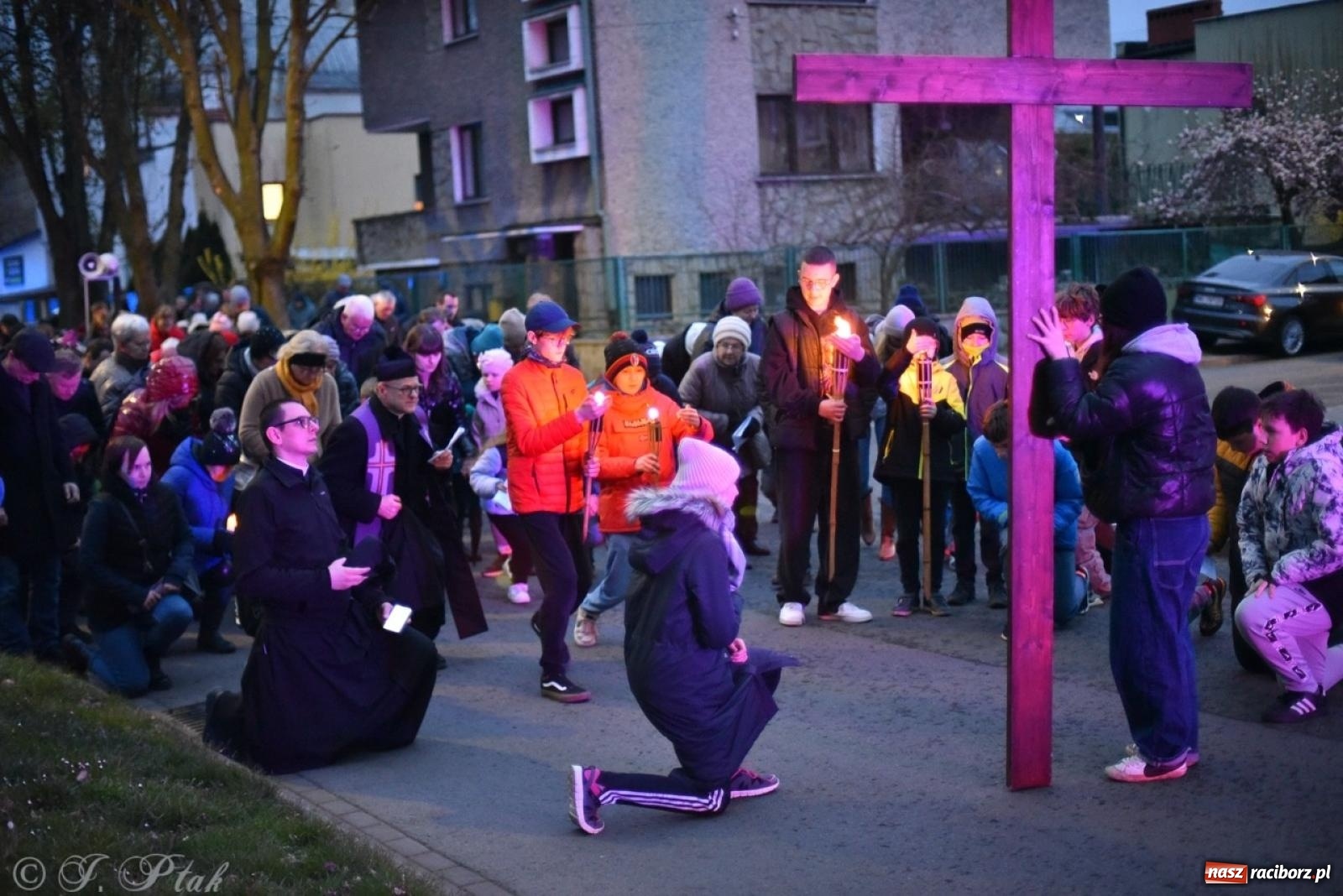 Zdjęcie w galerii na portalu naszraciborz.pl: Wierni podążali w strugach deszczu. Droga krzyżowa znów przeszła ulicami Raciborza [FOTO i WIDEO] wiadomości z regionu