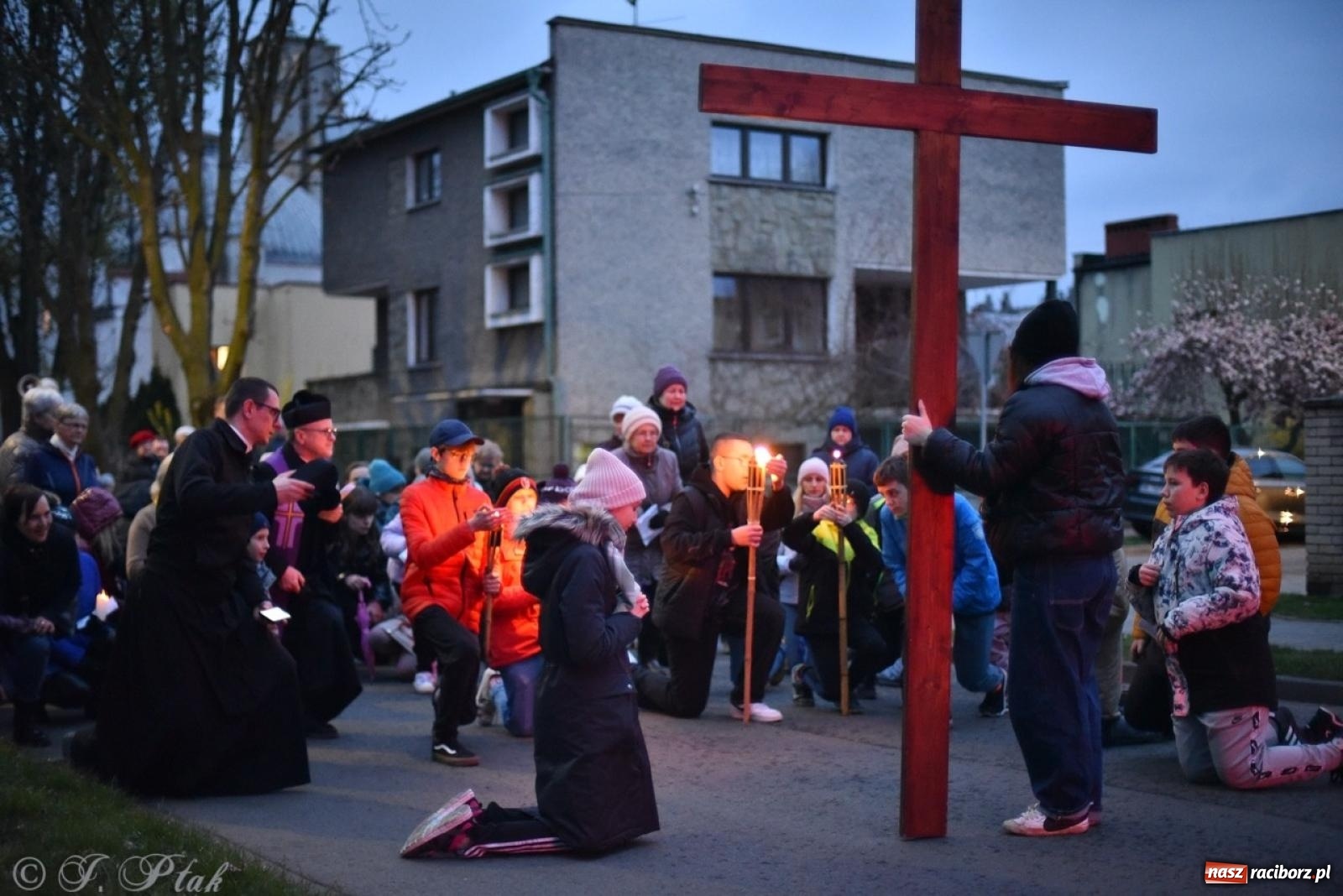 Zdjęcie w galerii na portalu naszraciborz.pl: Wierni podążali w strugach deszczu. Droga krzyżowa znów przeszła ulicami Raciborza [FOTO i WIDEO] wiadomości z regionu