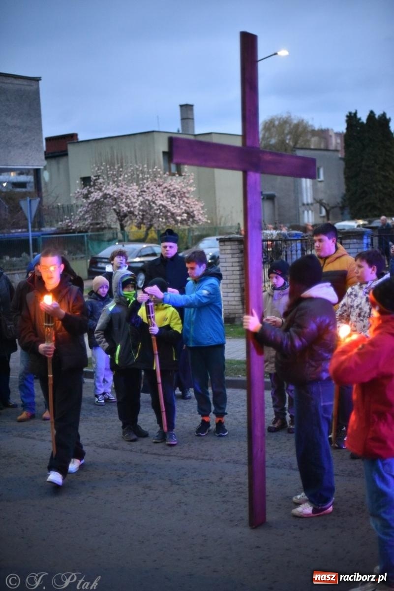Zdjęcie w galerii na portalu naszraciborz.pl: Wierni podążali w strugach deszczu. Droga krzyżowa znów przeszła ulicami Raciborza [FOTO i WIDEO] wiadomości z regionu