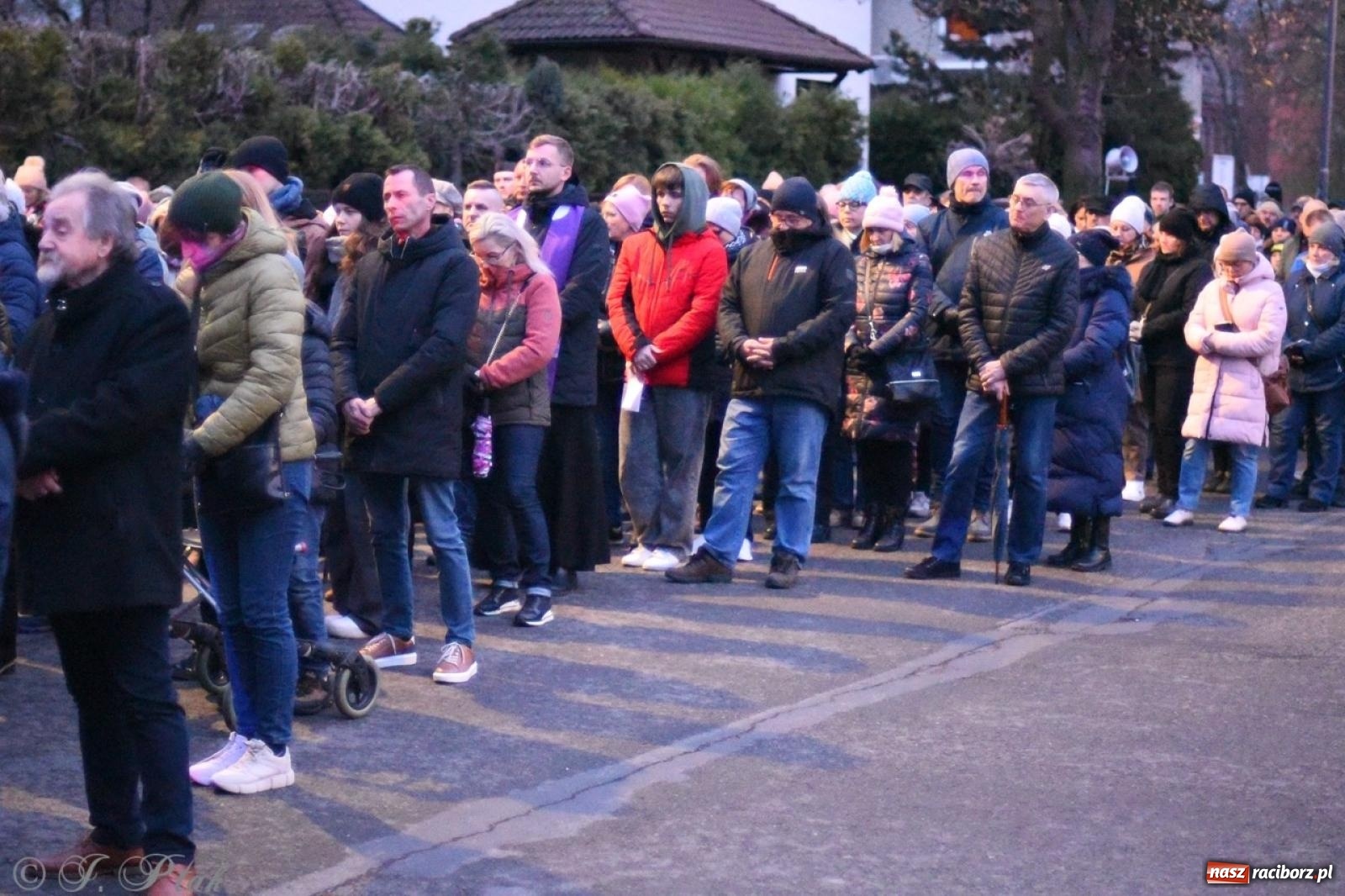 Zdjęcie w galerii na portalu naszraciborz.pl: Wierni podążali w strugach deszczu. Droga krzyżowa znów przeszła ulicami Raciborza [FOTO i WIDEO] wiadomości z regionu