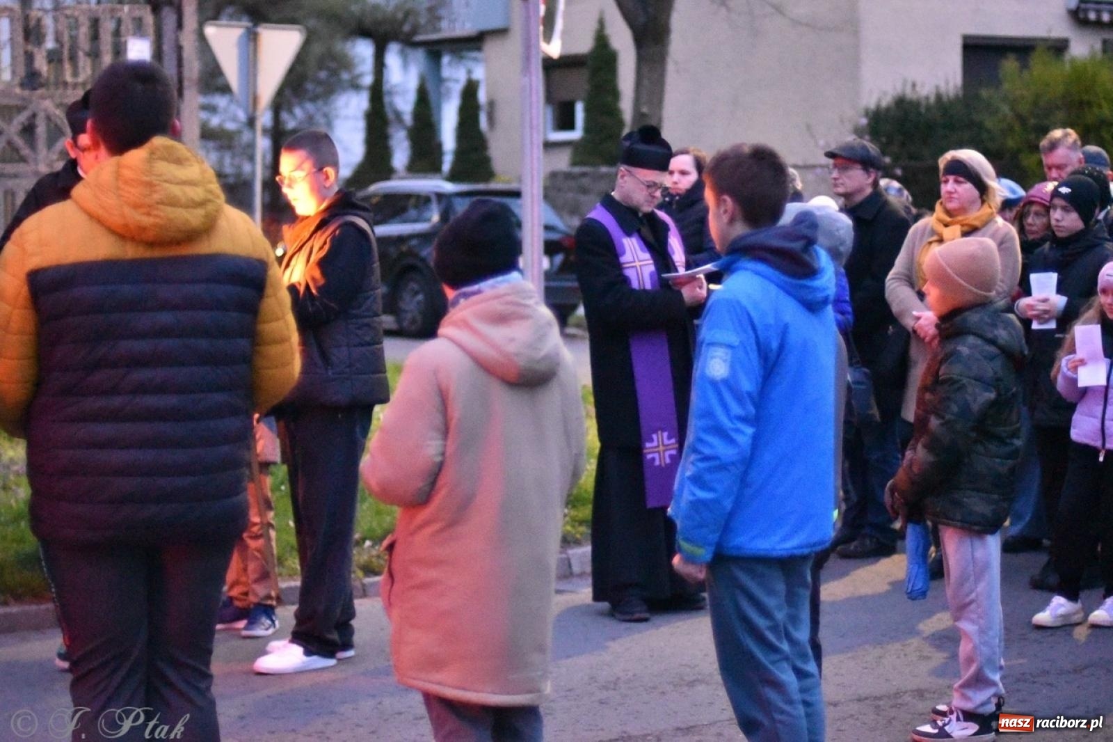 Zdjęcie w galerii na portalu naszraciborz.pl: Wierni podążali w strugach deszczu. Droga krzyżowa znów przeszła ulicami Raciborza [FOTO i WIDEO] wiadomości z regionu