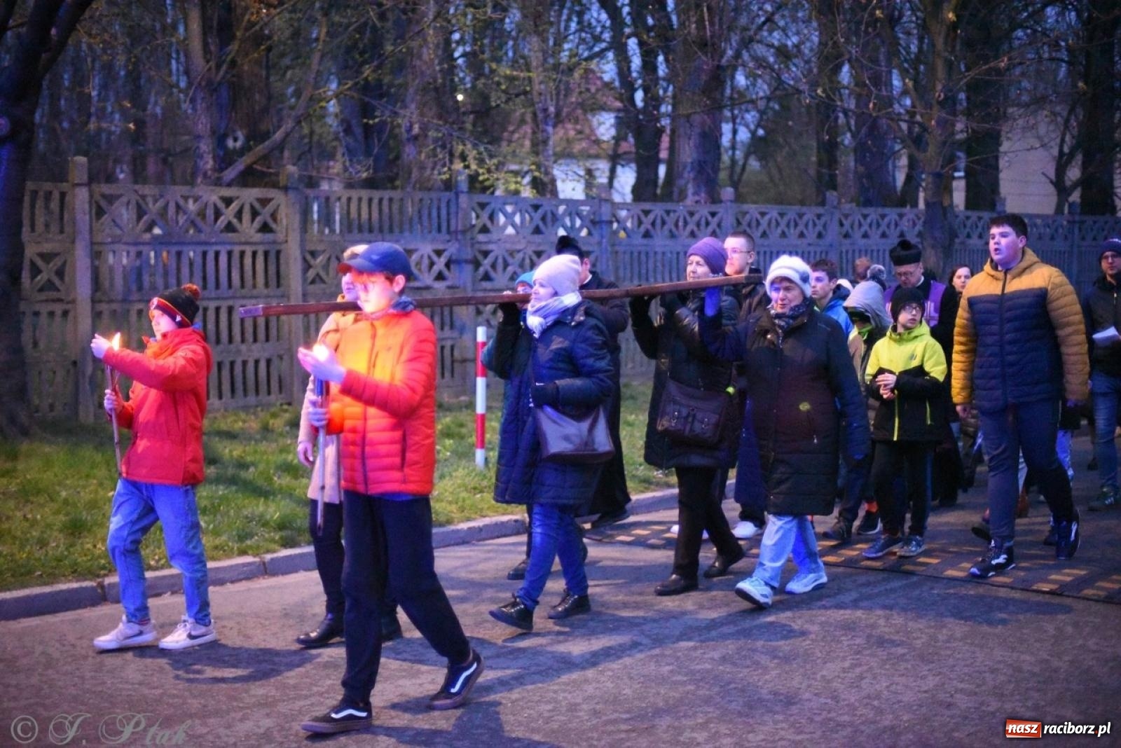 Zdjęcie w galerii na portalu naszraciborz.pl: Wierni podążali w strugach deszczu. Droga krzyżowa znów przeszła ulicami Raciborza [FOTO i WIDEO] wiadomości z regionu