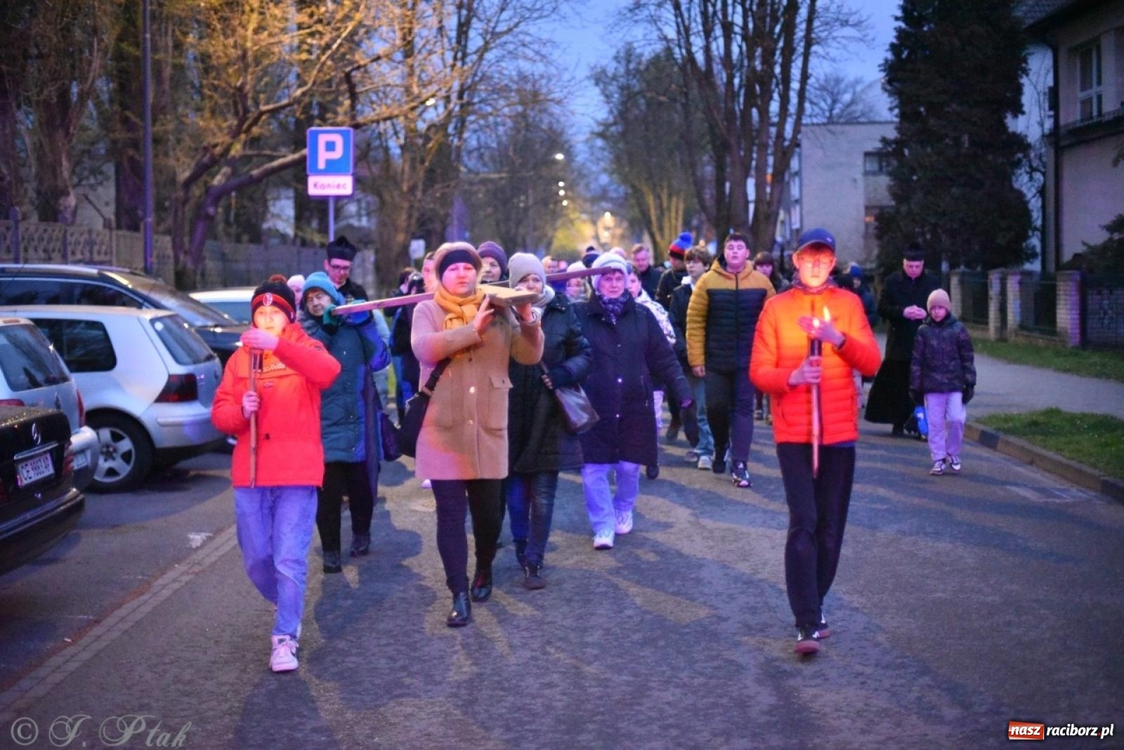 Zdjęcie w galerii na portalu naszraciborz.pl: Wierni podążali w strugach deszczu. Droga krzyżowa znów przeszła ulicami Raciborza [FOTO i WIDEO] wiadomości z regionu