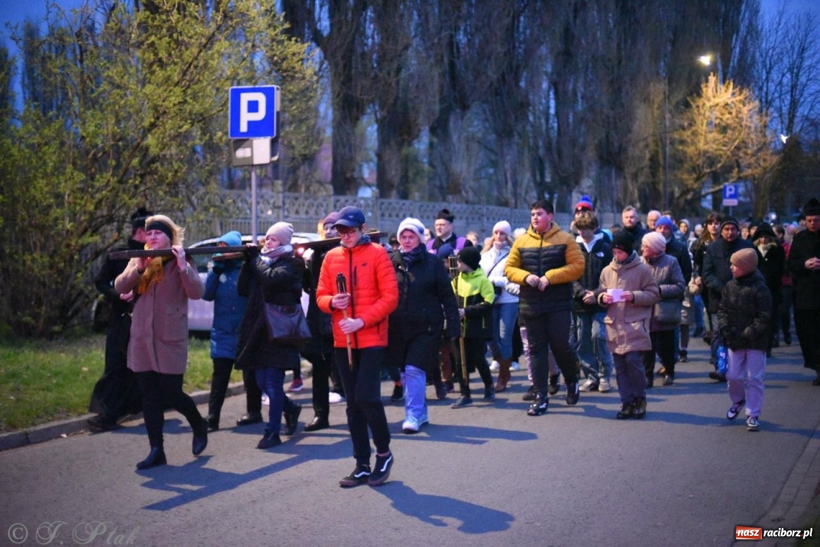 Zdjęcie w galerii na portalu naszraciborz.pl: Wierni podążali w strugach deszczu. Droga krzyżowa znów przeszła ulicami Raciborza [FOTO i WIDEO] wiadomości z regionu