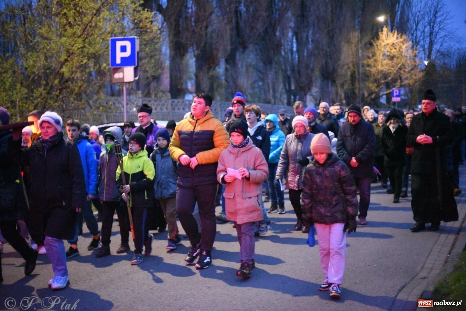 Zdjęcie w galerii na portalu naszraciborz.pl: Wierni podążali w strugach deszczu. Droga krzyżowa znów przeszła ulicami Raciborza [FOTO i WIDEO] wiadomości z regionu