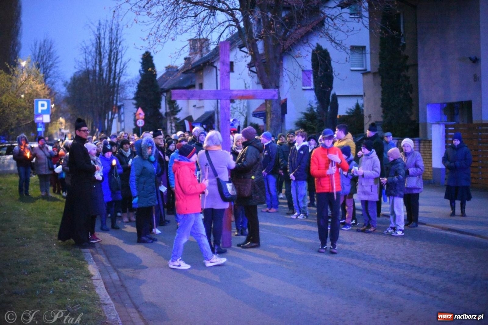 Zdjęcie w galerii na portalu naszraciborz.pl: Wierni podążali w strugach deszczu. Droga krzyżowa znów przeszła ulicami Raciborza [FOTO i WIDEO] wiadomości z regionu