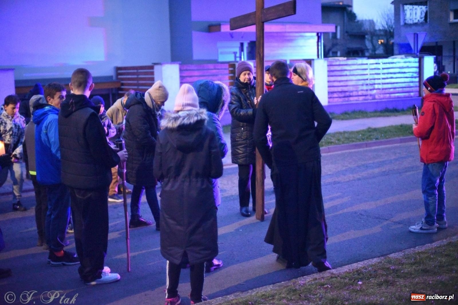Zdjęcie w galerii na portalu naszraciborz.pl: Wierni podążali w strugach deszczu. Droga krzyżowa znów przeszła ulicami Raciborza [FOTO i WIDEO] wiadomości z regionu