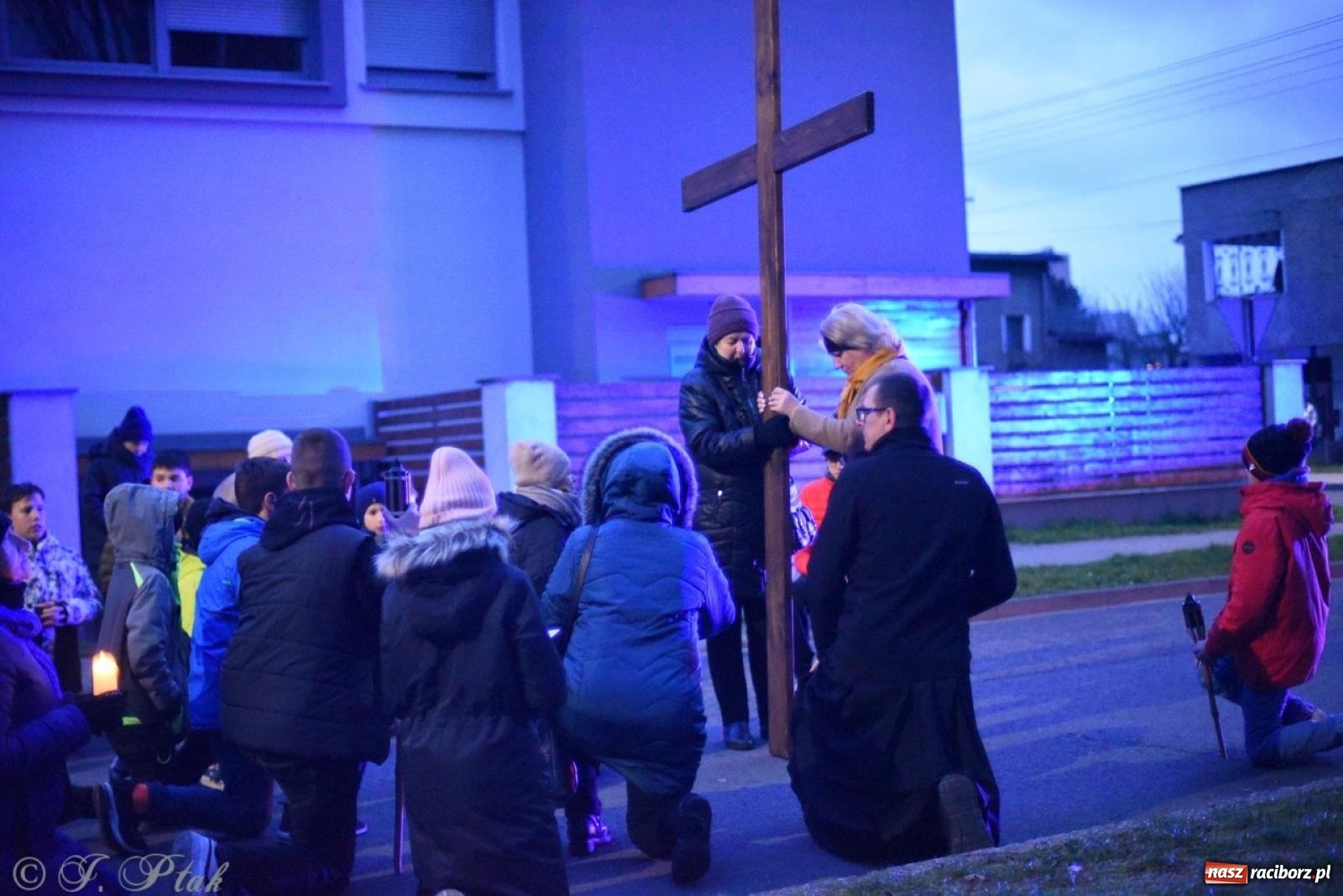 Zdjęcie w galerii na portalu naszraciborz.pl: Wierni podążali w strugach deszczu. Droga krzyżowa znów przeszła ulicami Raciborza [FOTO i WIDEO] wiadomości z regionu