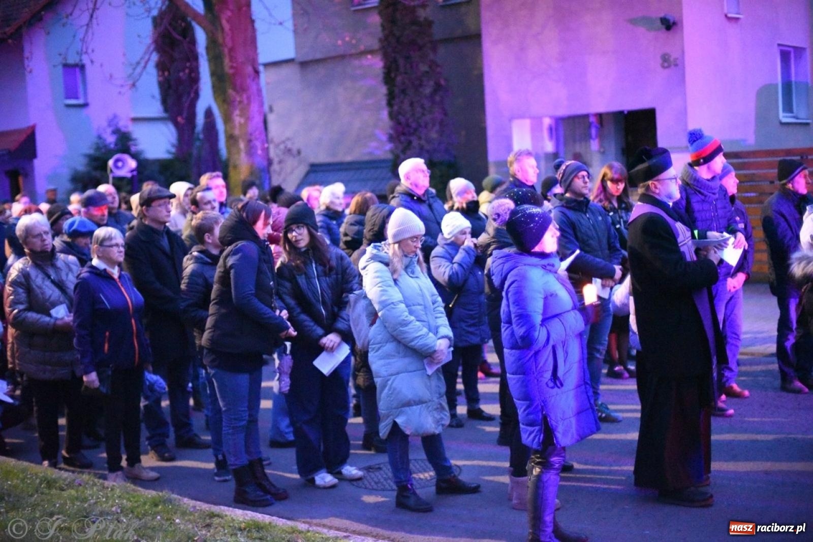 Zdjęcie w galerii na portalu naszraciborz.pl: Wierni podążali w strugach deszczu. Droga krzyżowa znów przeszła ulicami Raciborza [FOTO i WIDEO] wiadomości z regionu