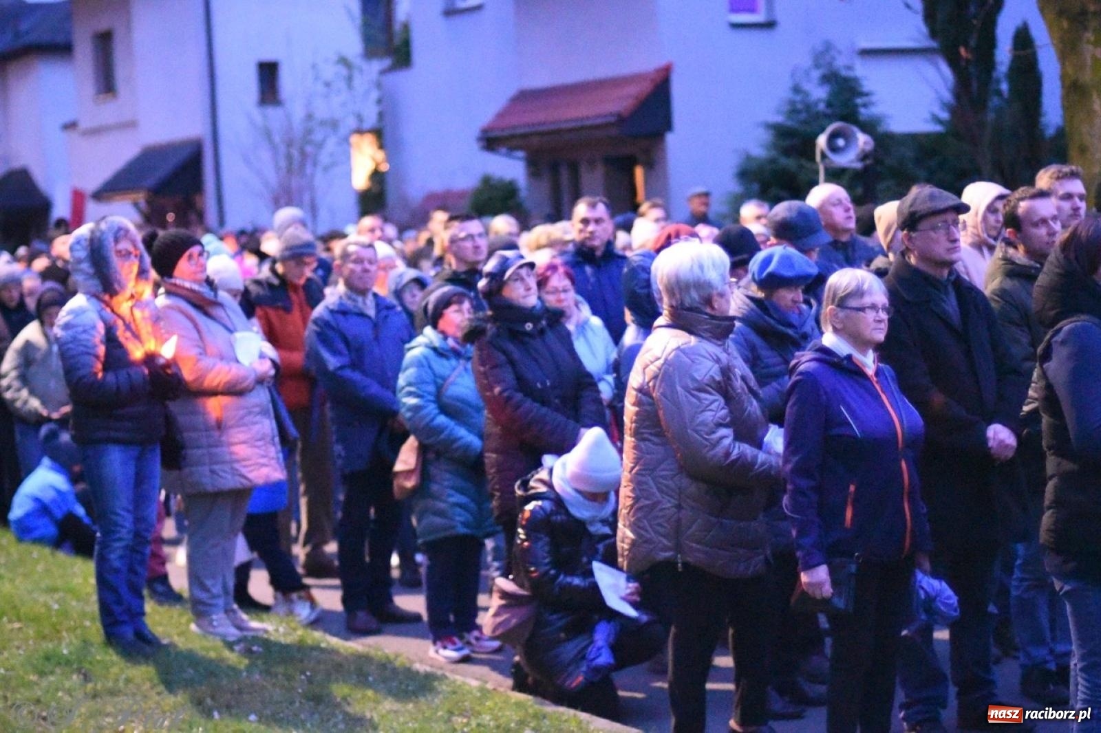Zdjęcie w galerii na portalu naszraciborz.pl: Wierni podążali w strugach deszczu. Droga krzyżowa znów przeszła ulicami Raciborza [FOTO i WIDEO] wiadomości z regionu