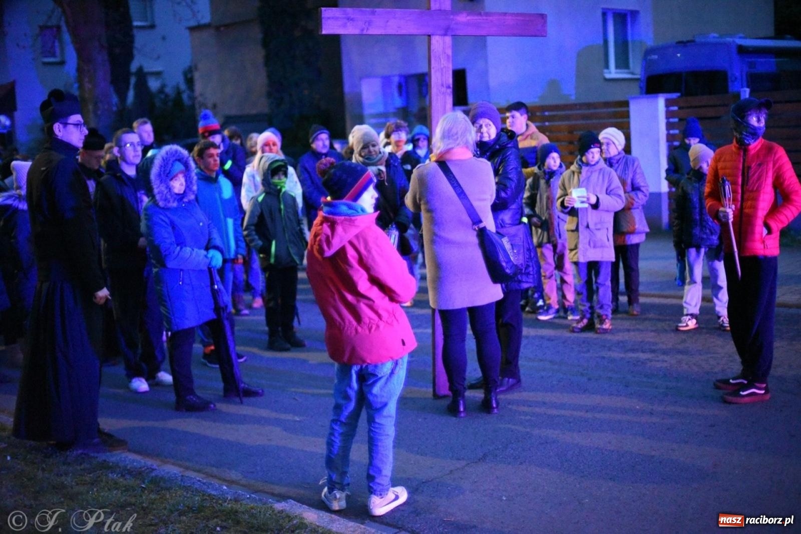 Zdjęcie w galerii na portalu naszraciborz.pl: Wierni podążali w strugach deszczu. Droga krzyżowa znów przeszła ulicami Raciborza [FOTO i WIDEO] wiadomości z regionu