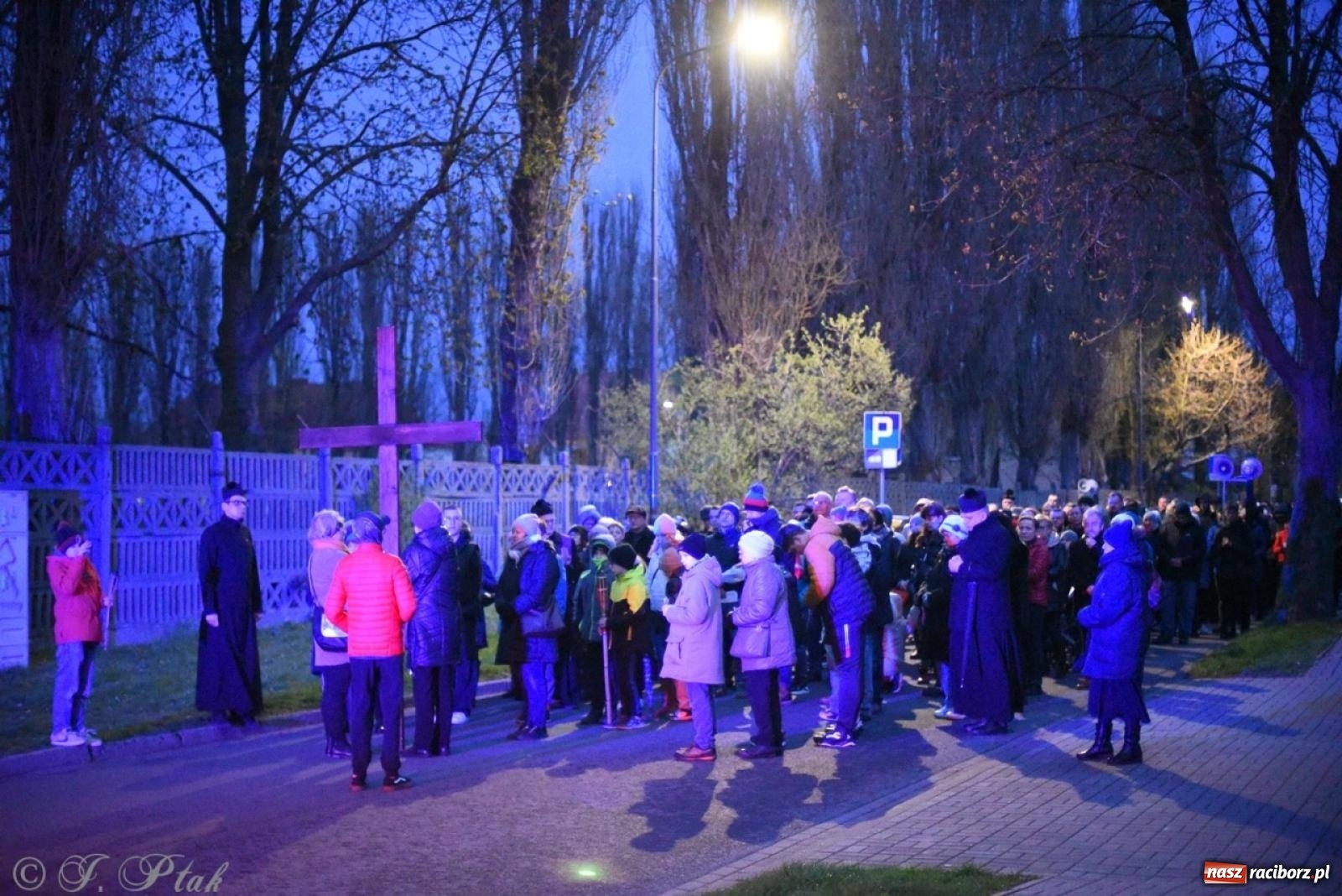 Zdjęcie w galerii na portalu naszraciborz.pl: Wierni podążali w strugach deszczu. Droga krzyżowa znów przeszła ulicami Raciborza [FOTO i WIDEO] wiadomości z regionu