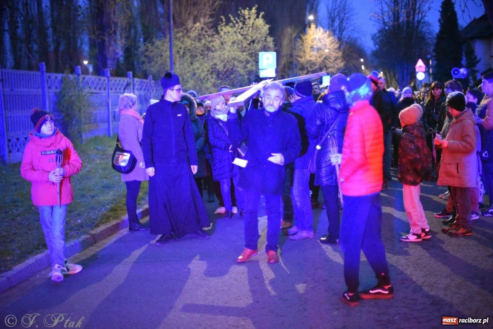 Zdjęcie w galerii na portalu naszraciborz.pl: Wierni podążali w strugach deszczu. Droga krzyżowa znów przeszła ulicami Raciborza [FOTO i WIDEO] wiadomości z regionu