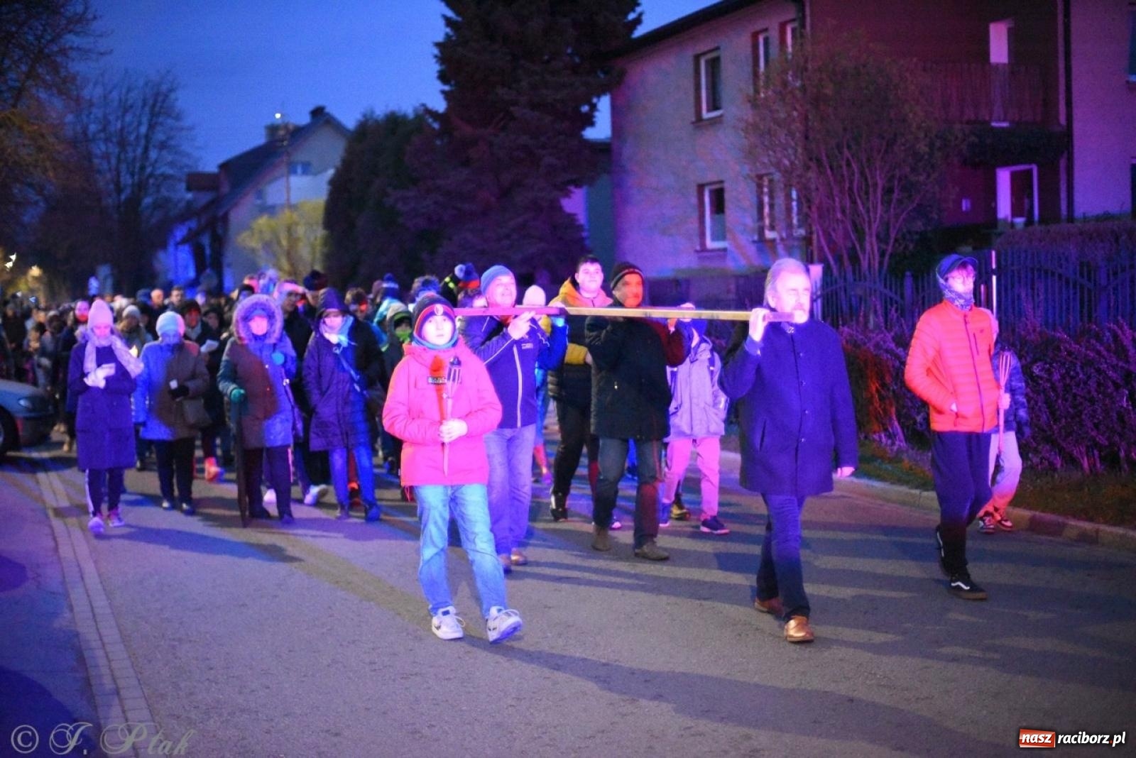 Zdjęcie w galerii na portalu naszraciborz.pl: Wierni podążali w strugach deszczu. Droga krzyżowa znów przeszła ulicami Raciborza [FOTO i WIDEO] wiadomości z regionu