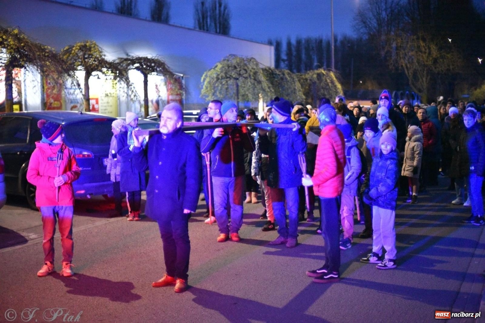 Zdjęcie w galerii na portalu naszraciborz.pl: Wierni podążali w strugach deszczu. Droga krzyżowa znów przeszła ulicami Raciborza [FOTO i WIDEO] wiadomości z regionu