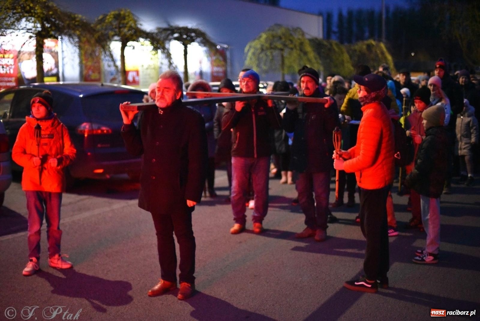 Zdjęcie w galerii na portalu naszraciborz.pl: Wierni podążali w strugach deszczu. Droga krzyżowa znów przeszła ulicami Raciborza [FOTO i WIDEO] wiadomości z regionu