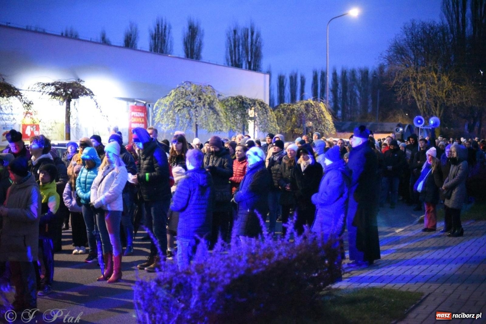 Zdjęcie w galerii na portalu naszraciborz.pl: Wierni podążali w strugach deszczu. Droga krzyżowa znów przeszła ulicami Raciborza [FOTO i WIDEO] wiadomości z regionu