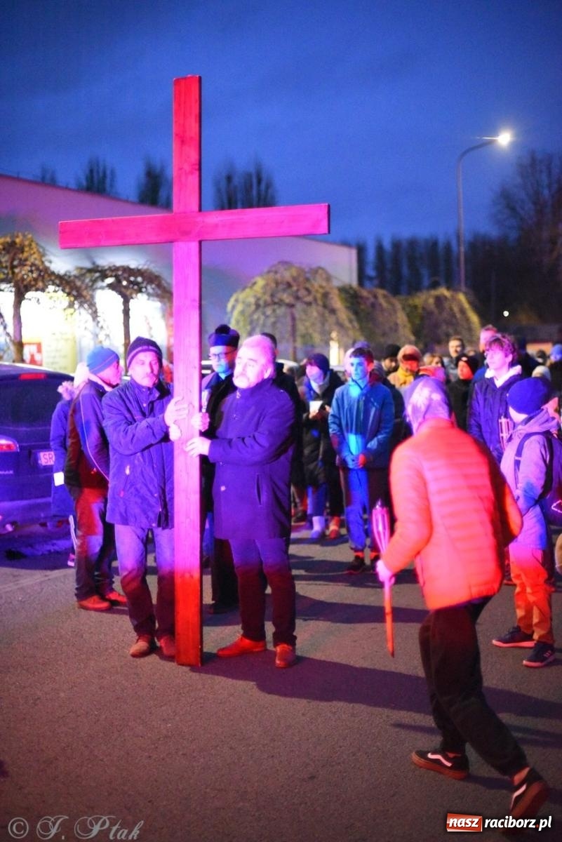 Zdjęcie w galerii na portalu naszraciborz.pl: Wierni podążali w strugach deszczu. Droga krzyżowa znów przeszła ulicami Raciborza [FOTO i WIDEO] wiadomości z regionu
