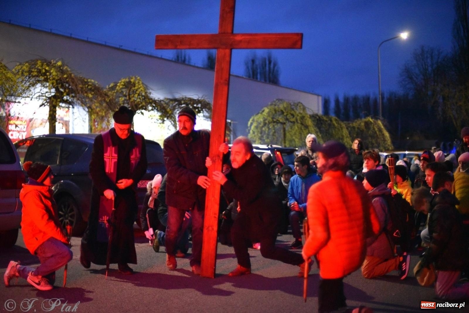 Zdjęcie w galerii na portalu naszraciborz.pl: Wierni podążali w strugach deszczu. Droga krzyżowa znów przeszła ulicami Raciborza [FOTO i WIDEO] wiadomości z regionu
