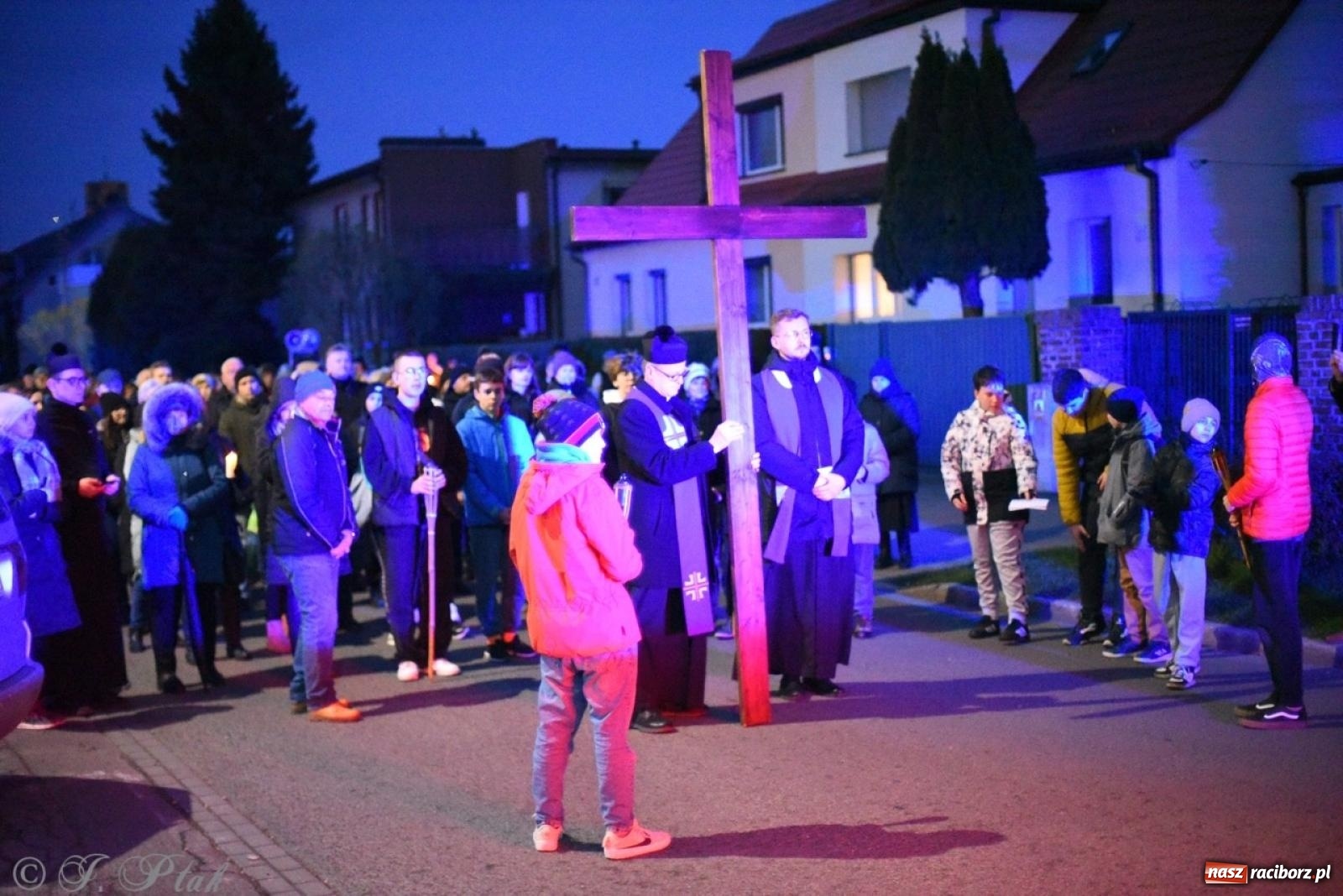 Zdjęcie w galerii na portalu naszraciborz.pl: Wierni podążali w strugach deszczu. Droga krzyżowa znów przeszła ulicami Raciborza [FOTO i WIDEO] wiadomości z regionu