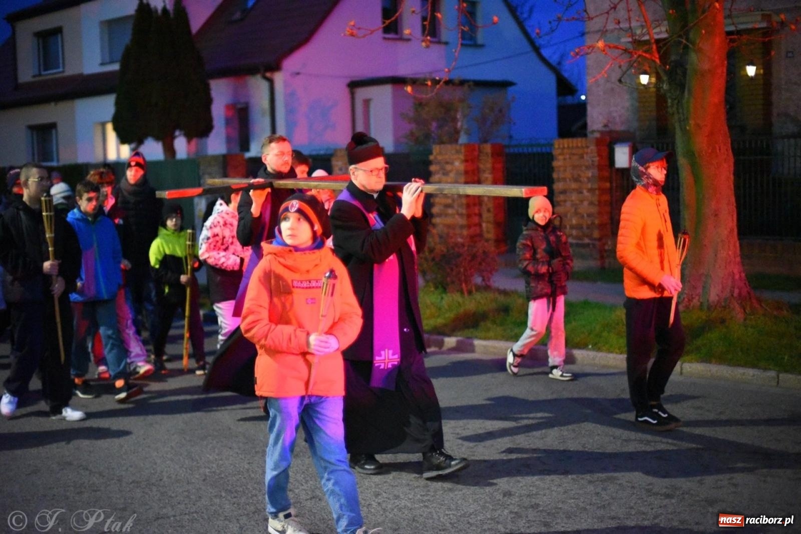 Zdjęcie w galerii na portalu naszraciborz.pl: Wierni podążali w strugach deszczu. Droga krzyżowa znów przeszła ulicami Raciborza [FOTO i WIDEO] wiadomości z regionu