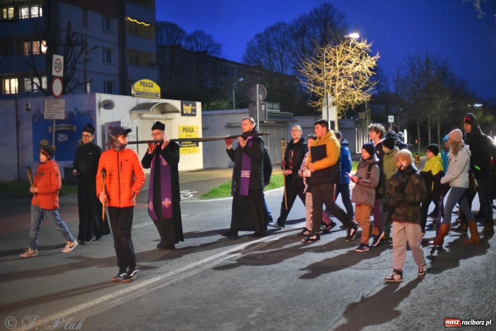 Zdjęcie w galerii na portalu naszraciborz.pl: Wierni podążali w strugach deszczu. Droga krzyżowa znów przeszła ulicami Raciborza [FOTO i WIDEO] wiadomości z regionu