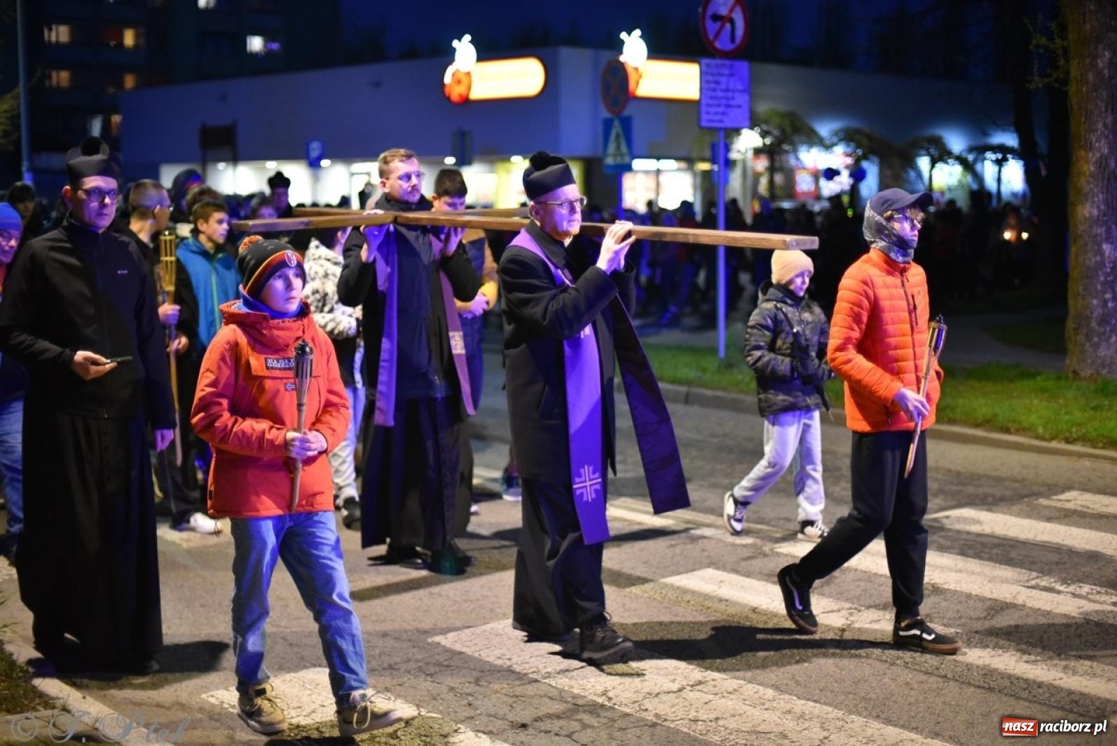 Zdjęcie w galerii na portalu naszraciborz.pl: Wierni podążali w strugach deszczu. Droga krzyżowa znów przeszła ulicami Raciborza [FOTO i WIDEO] wiadomości z regionu