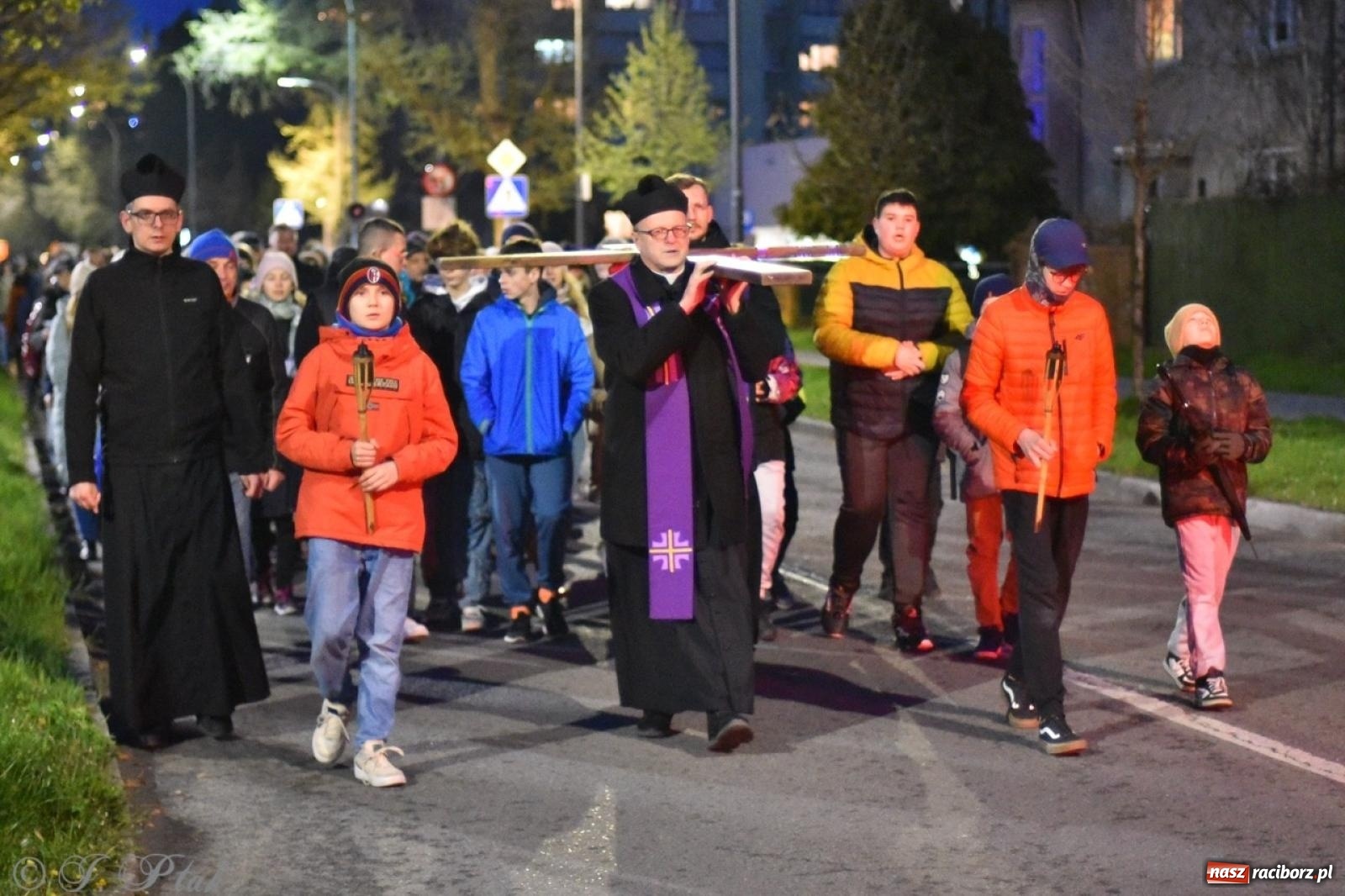Zdjęcie w galerii na portalu naszraciborz.pl: Wierni podążali w strugach deszczu. Droga krzyżowa znów przeszła ulicami Raciborza [FOTO i WIDEO] wiadomości z regionu