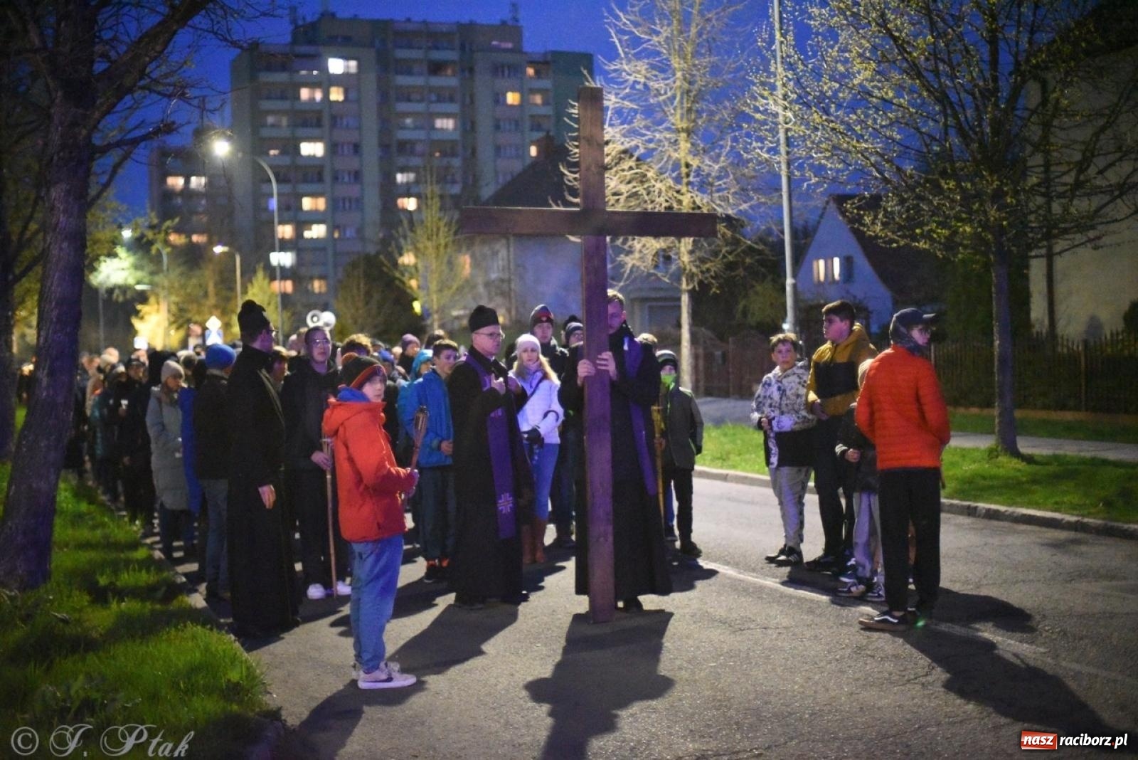 Zdjęcie w galerii na portalu naszraciborz.pl: Wierni podążali w strugach deszczu. Droga krzyżowa znów przeszła ulicami Raciborza [FOTO i WIDEO] wiadomości z regionu