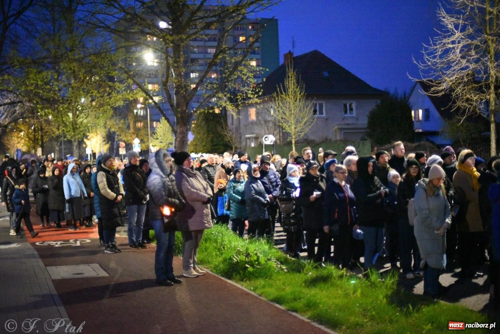 Zdjęcie w galerii na portalu naszraciborz.pl: Wierni podążali w strugach deszczu. Droga krzyżowa znów przeszła ulicami Raciborza [FOTO i WIDEO] wiadomości z regionu