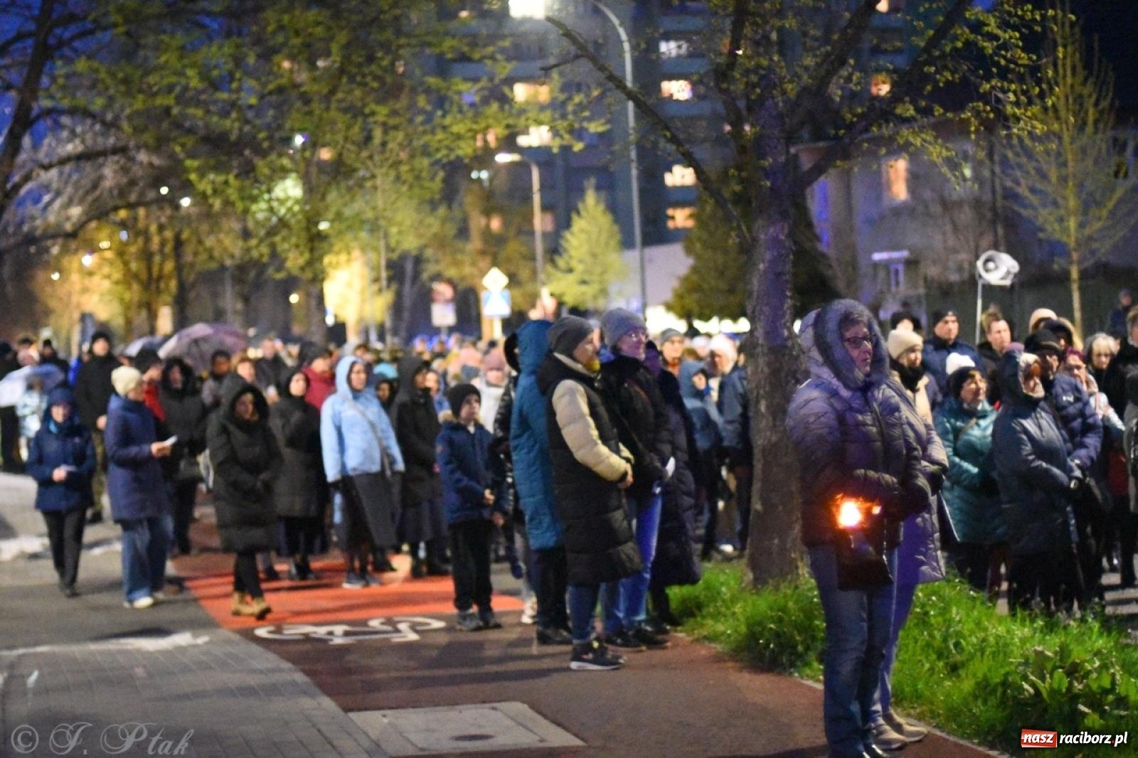 Zdjęcie w galerii na portalu naszraciborz.pl: Wierni podążali w strugach deszczu. Droga krzyżowa znów przeszła ulicami Raciborza [FOTO i WIDEO] wiadomości z regionu